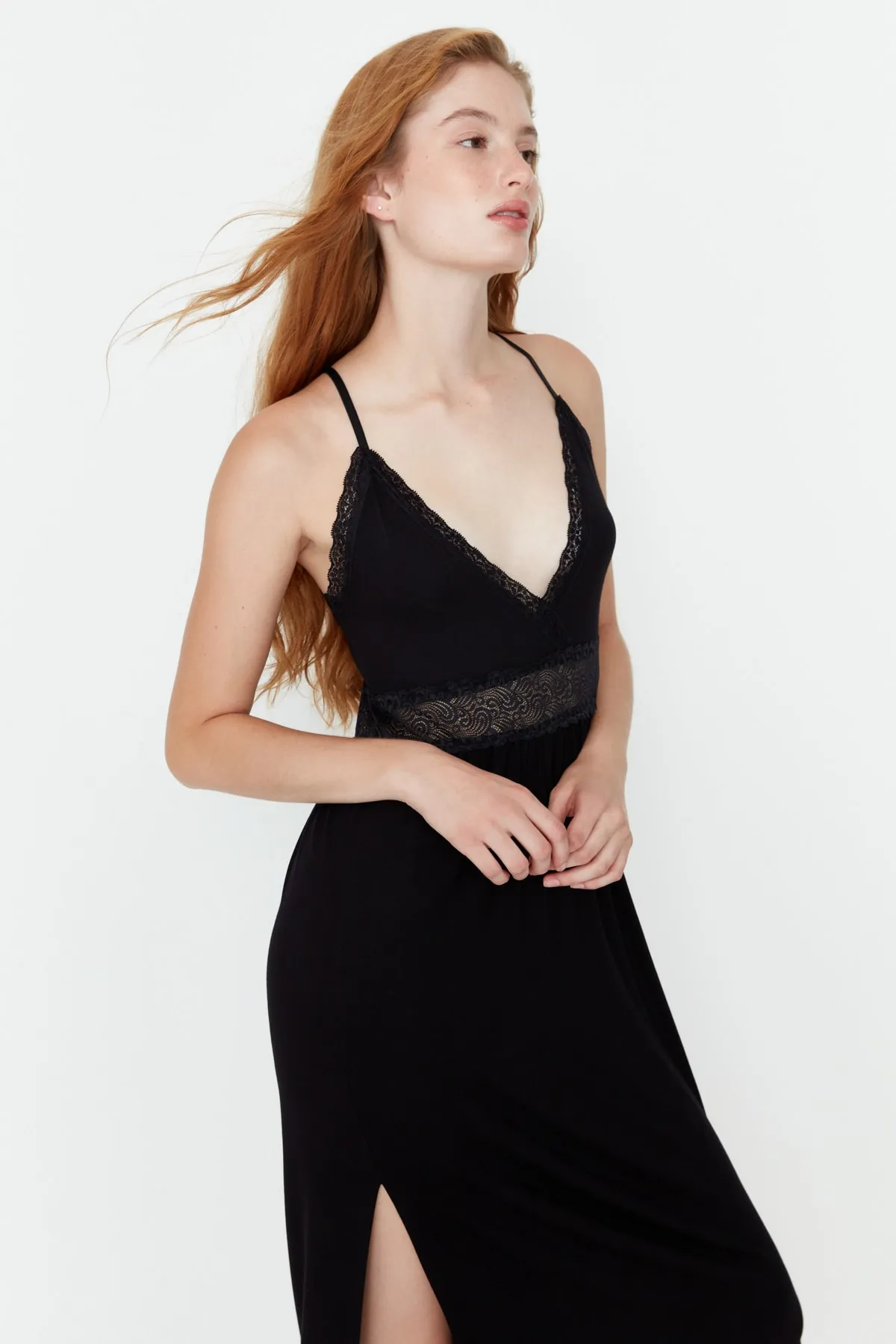 Trendyol Collection  Schwarzes Stricknachthemd mit Spitze und Schlitz am Rücken THMAW20GC0001