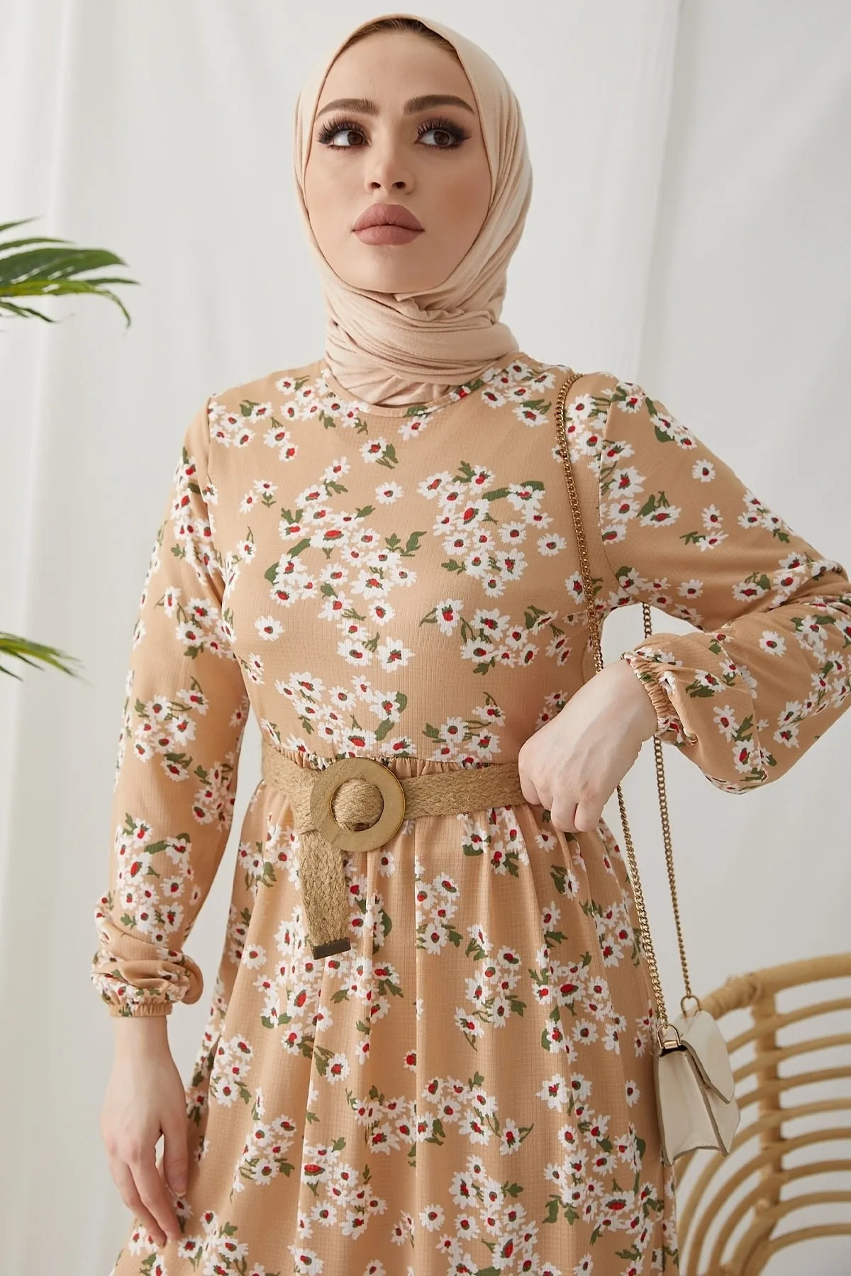 InStyle  Lesa Blumenkleid mit Strohgürtel – Beige
