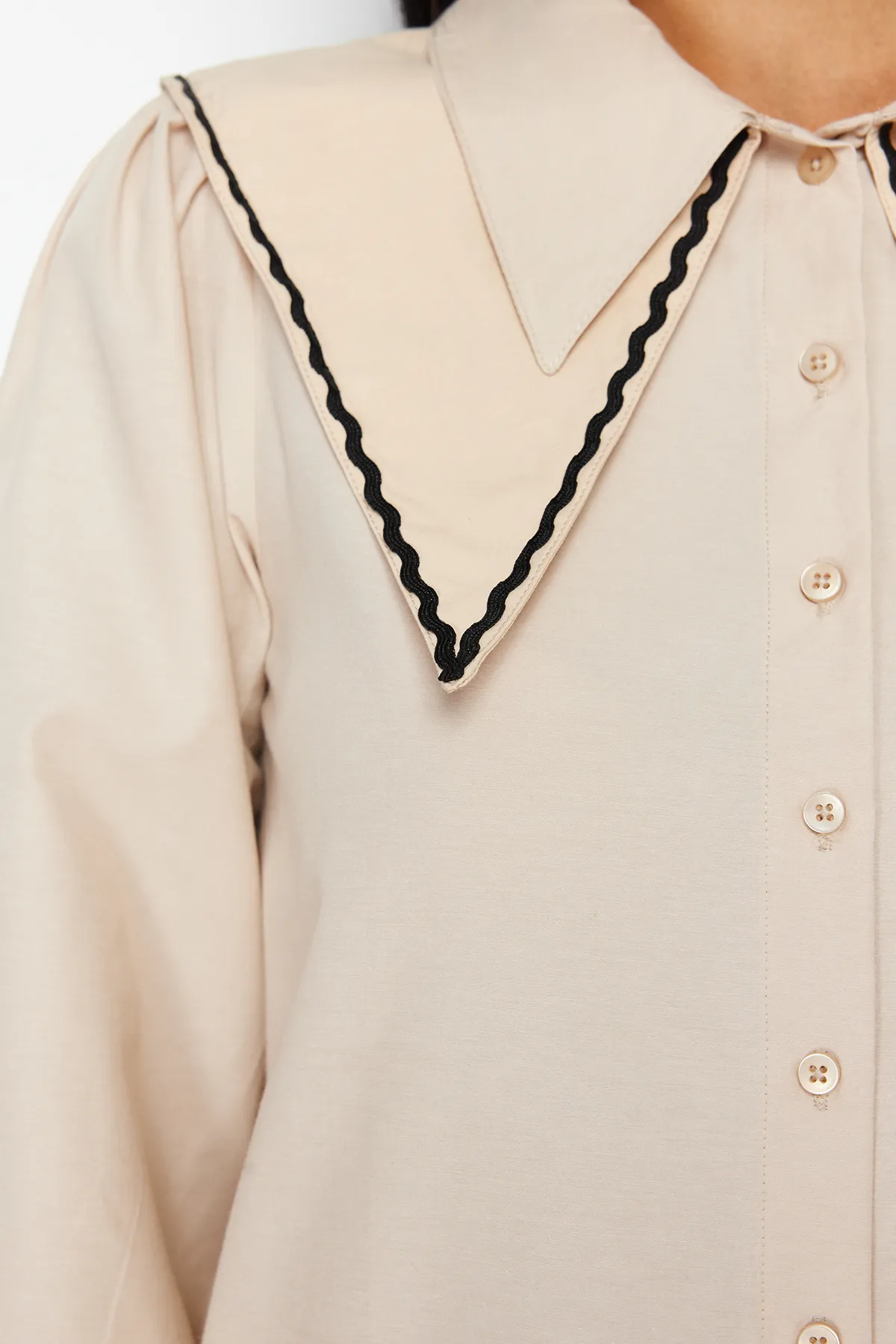 Trendyol Modest  Baumwoll-Gewebtes Hemd mit Steinkragen und Detail TCTSS24TG00009