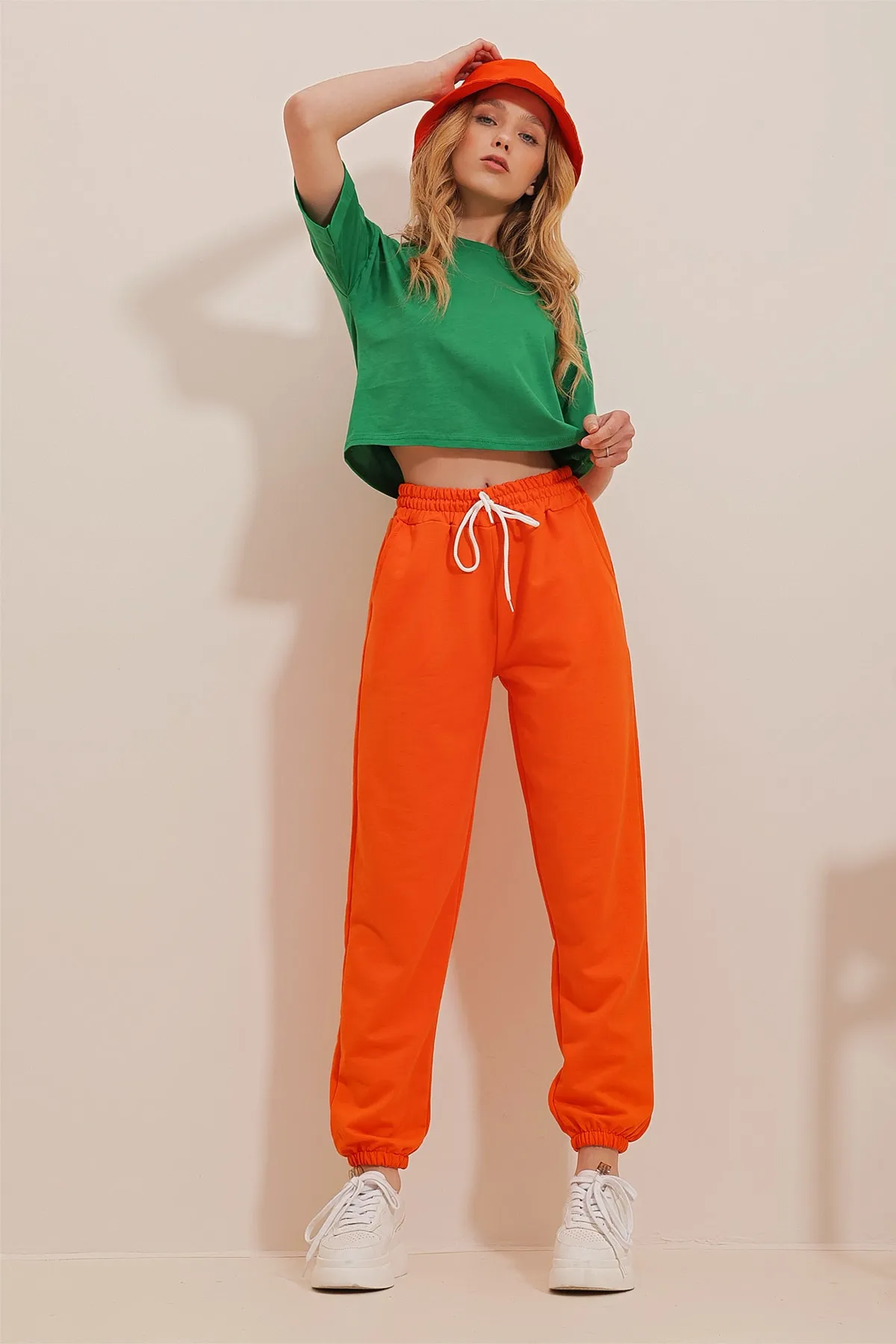 Trend Alaçatı Stili  Orangefarbene Basic-Jogginghose für Damen mit elastischem Bund und Beinen ALC-X5902