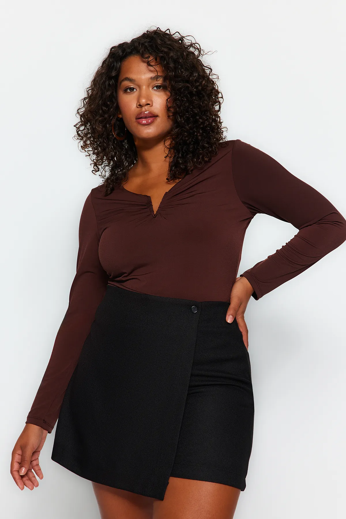 Trendyol Curve  Braune Sandy-Strickbluse mit V-Ausschnitt TBBAW24AF00030