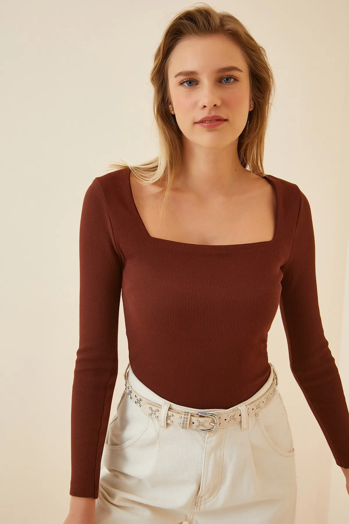 Happiness İstanbul  Dunkelbraune gerippte Strickbluse mit quadratischem Kragen für Damen GT00052