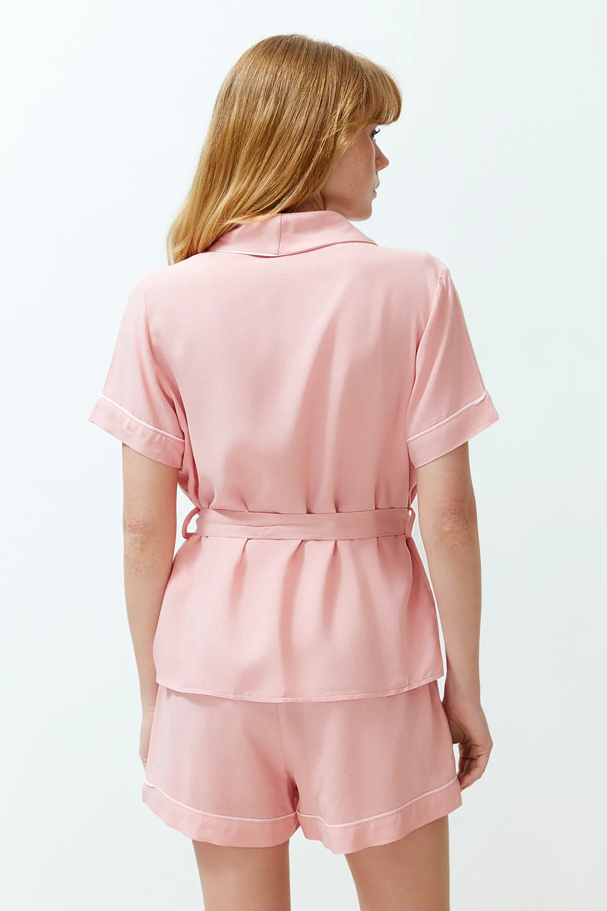 Trendyol Collection  Pyjama-Set aus Viskose mit Hemd und Shorts aus gewebtem Stoff mit Gürtel und Paspelierung „Dried Rose“ THMSS23PT00203