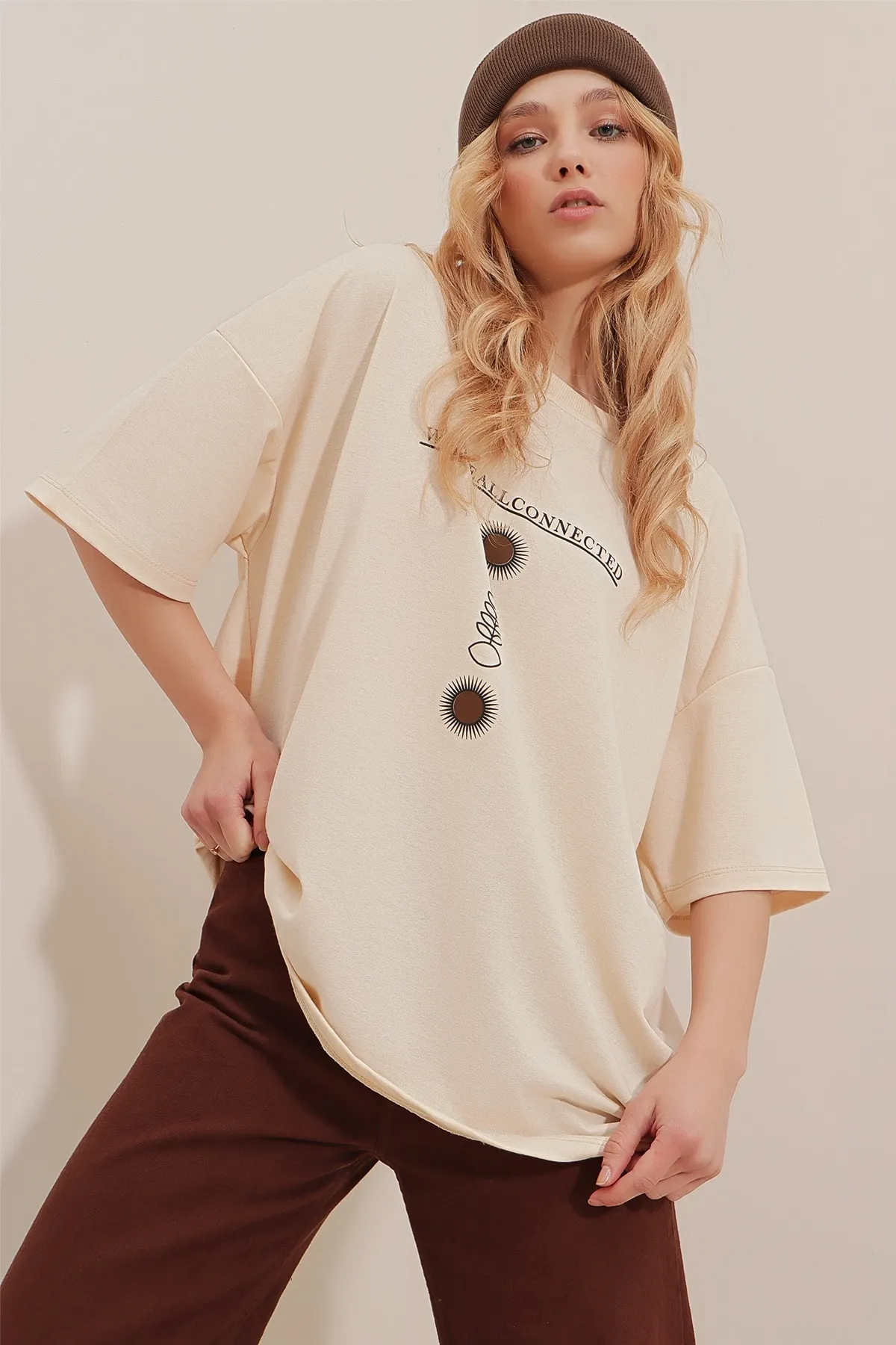 Trend Alaçatı Stili  Bedrucktes Oversize-Unisex-T-Shirt für Damen in Beige mit Rundhalsausschnitt ALC-X9577