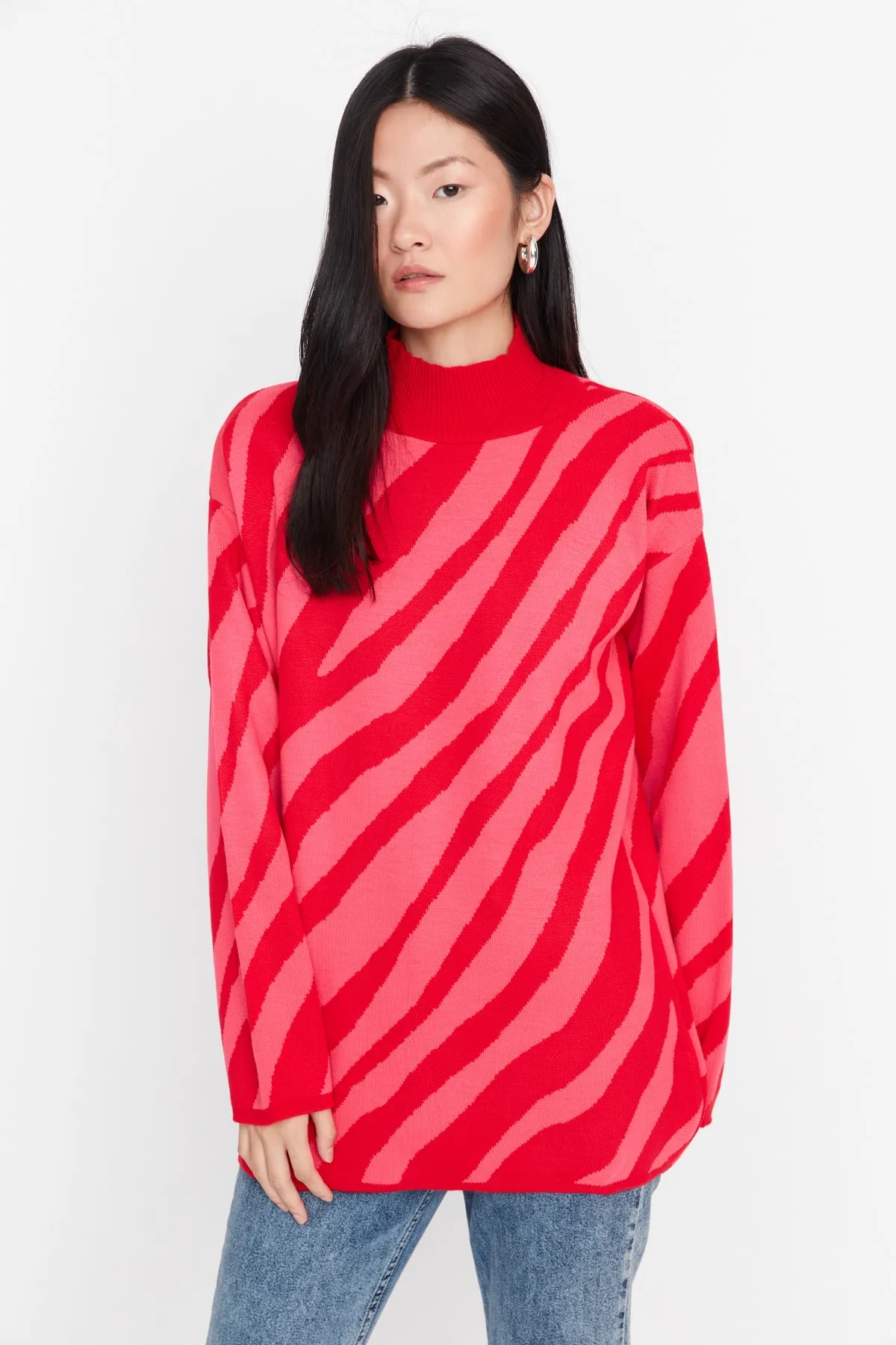 Trendyol Modest  Rot-rosa Strickpullover mit Tierstreifenmuster TCTAW23KZ00066