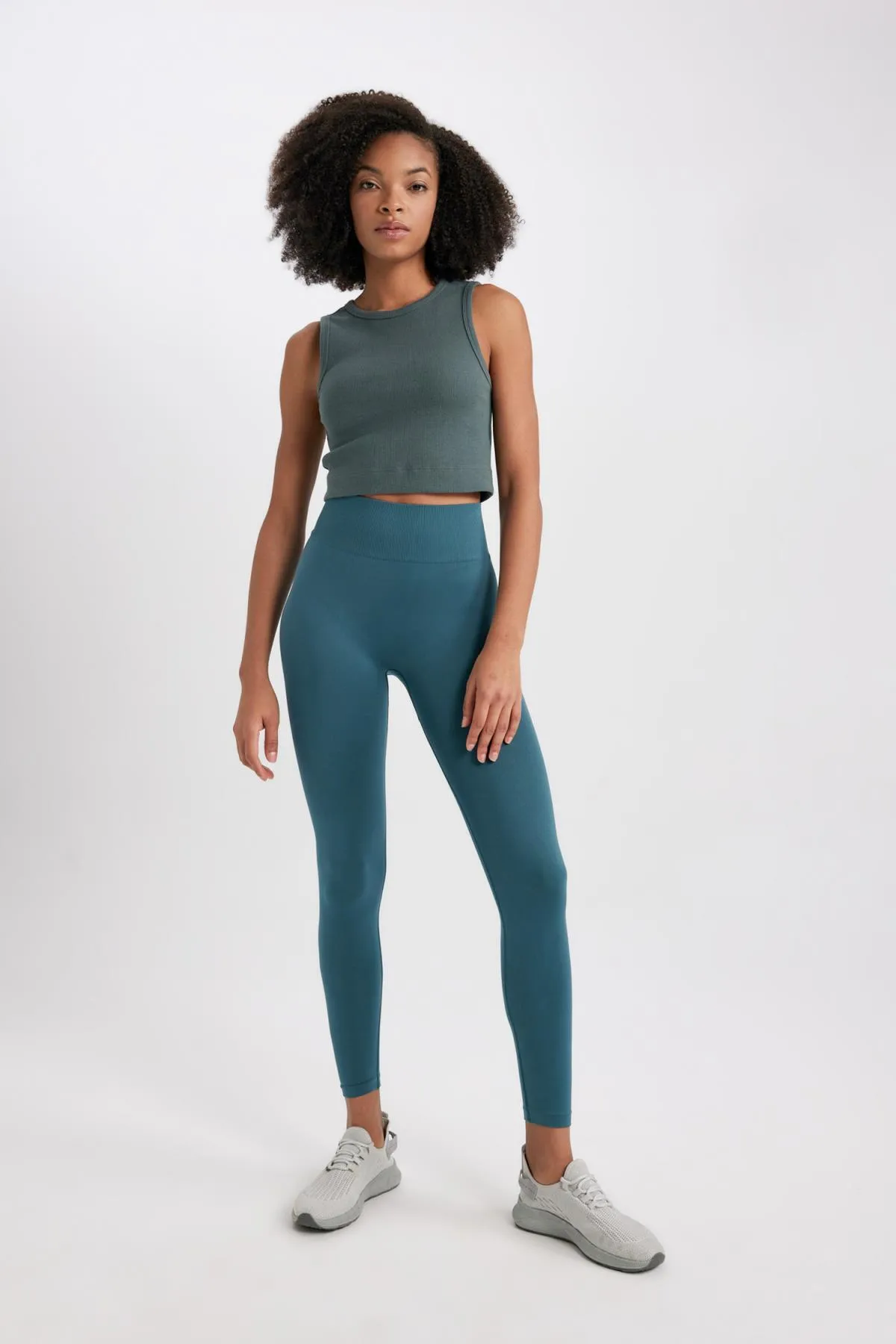 DeFacto  Passform Slim Fit Rundhals Rippe Sports Athlete Z6573az24sp