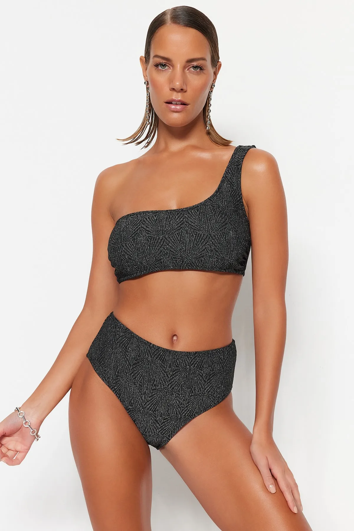 Trendyol Collection  Schwarze, silbrige Bikinihose mit hoher Taille und normalem Beinverlauf TBESS23BA00241