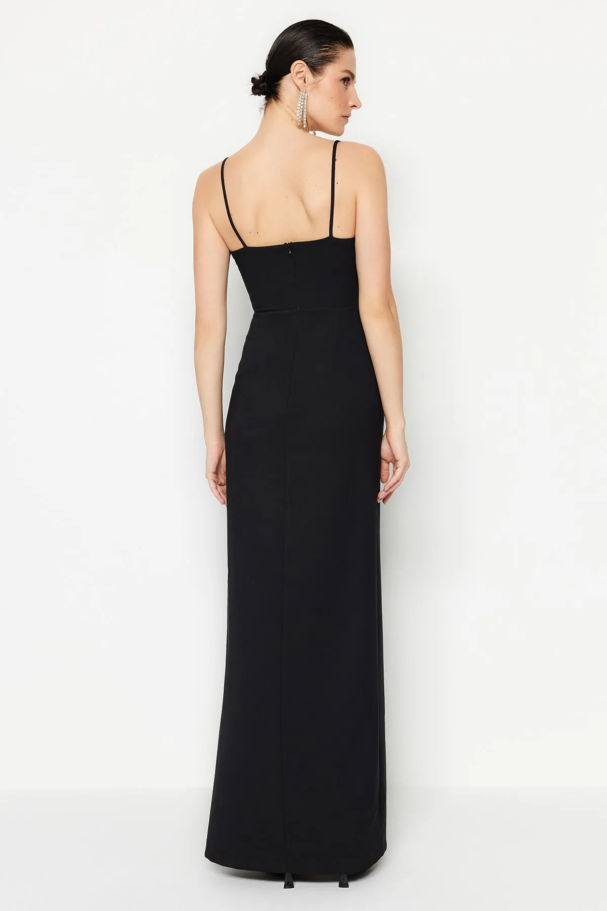 Trendyol Collection  Schwarzes langes Abendkleid mit Accessoire-Details TPRSS20AE0321