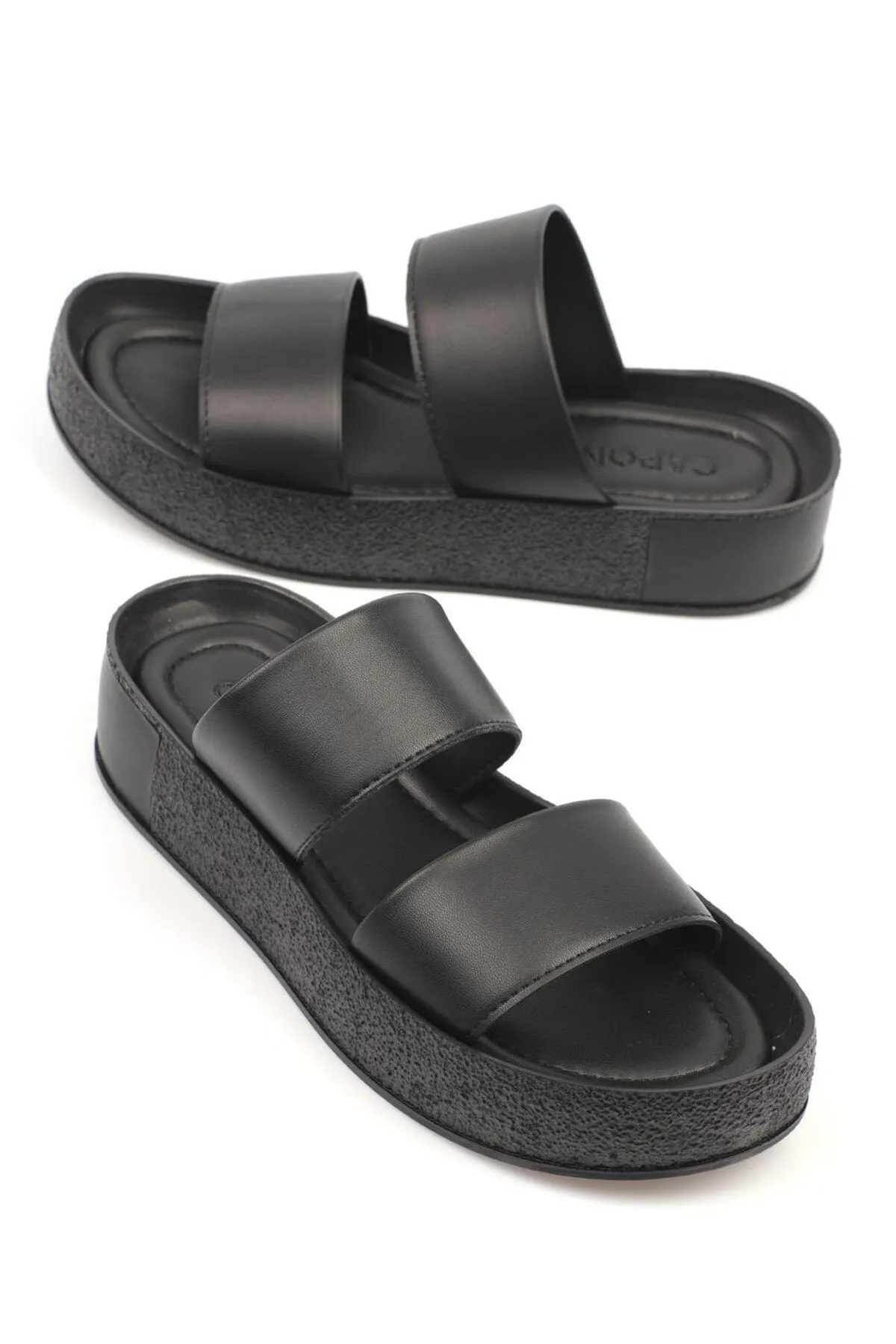 Capone Outfitters  Capone Damen-Hausschuhe mit doppeltem Band, bunt, detailliertem Keilabsatz, Schwarz
