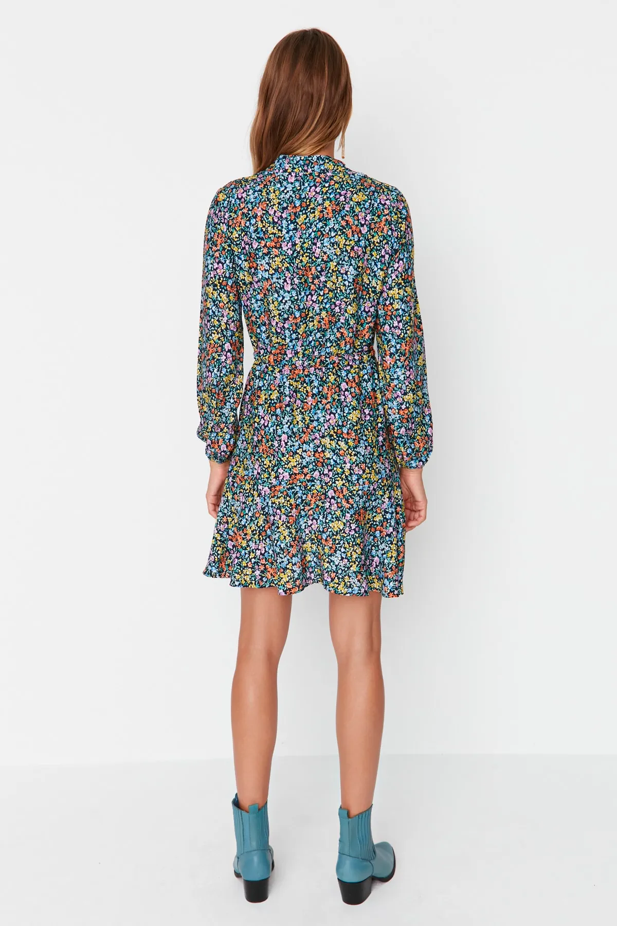 Trendyol Collection  Mehrfarbiges, gewebtes Minikleid aus Viskose mit Blumenmuster und Knöpfen TWOAW23EL01310
