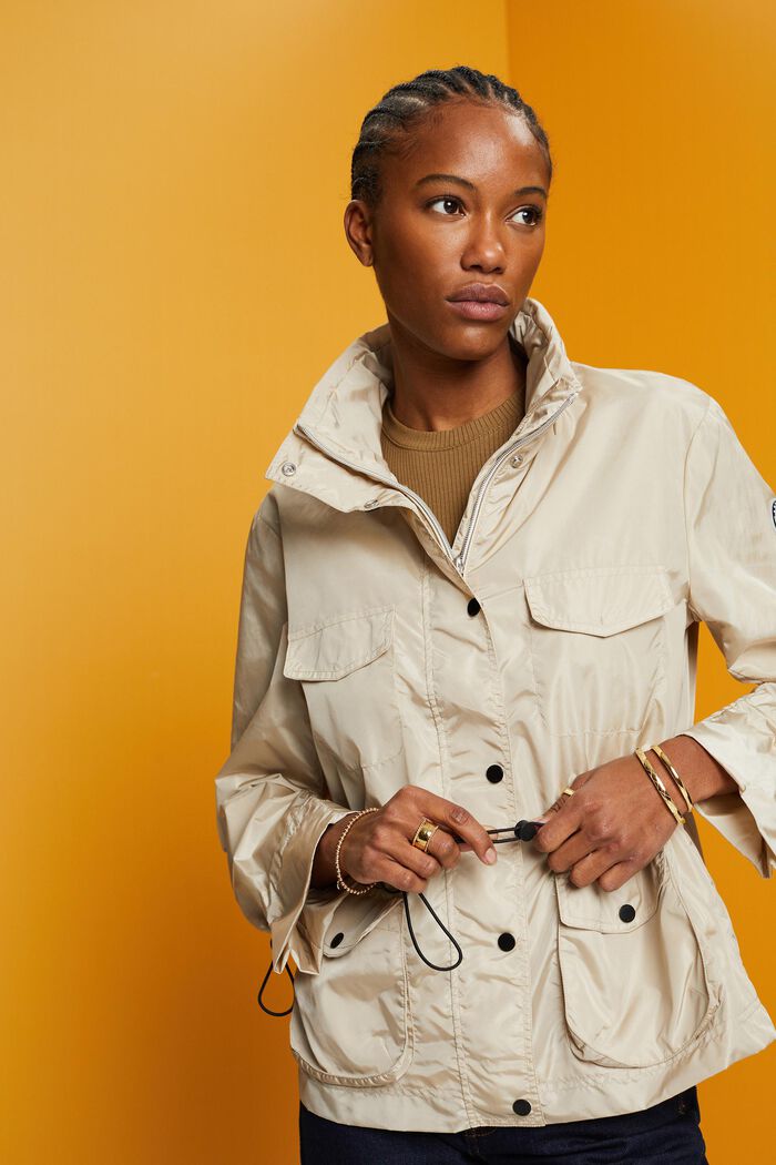 Recycelt: Regenjacke mit Kapuze