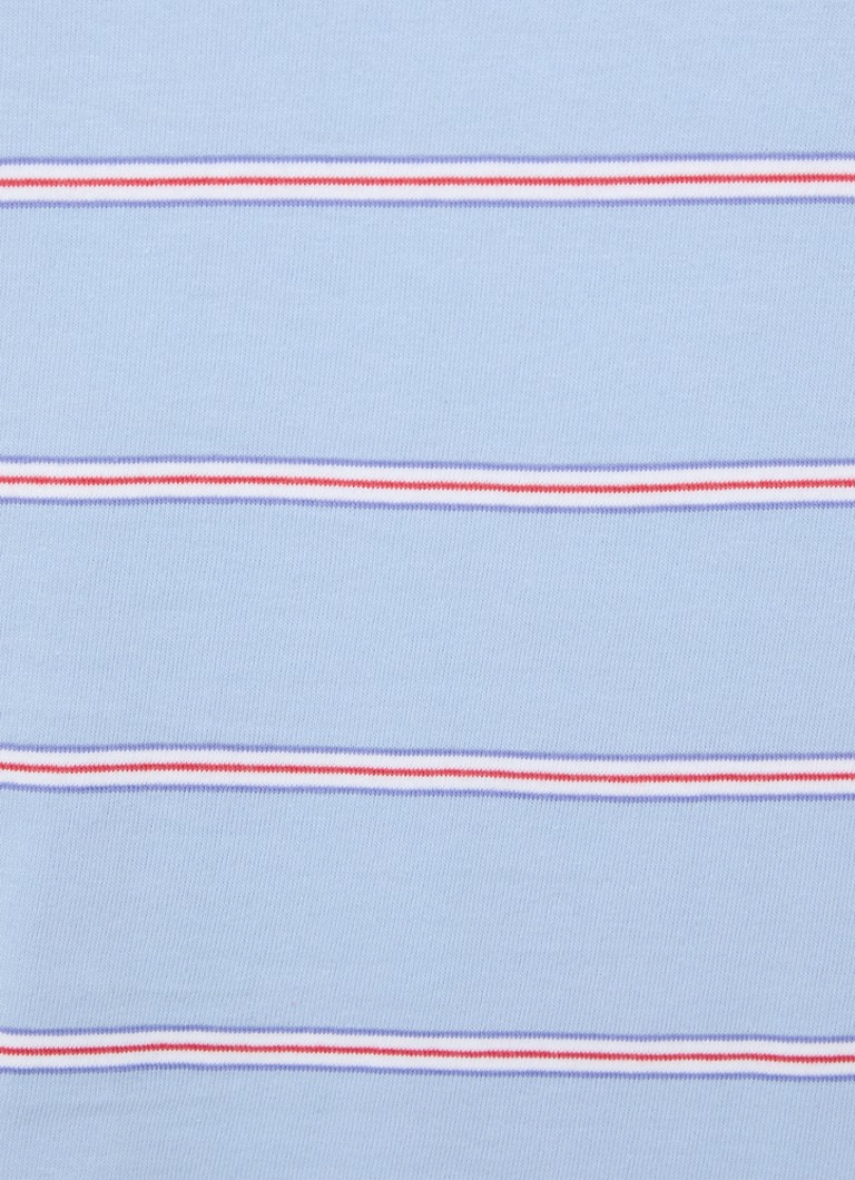 Camiseta Levi's com estampa listrada e logotipo.