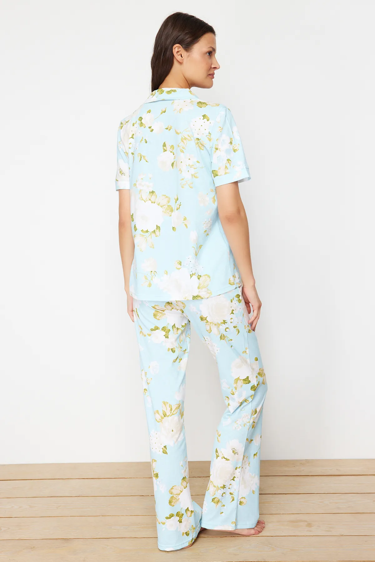 Trendyol Collection  Blaues, gestricktes Pyjama-Set aus Hemd und Hose aus 100 % Baumwolle mit Blumenmuster THMSS20PT0062