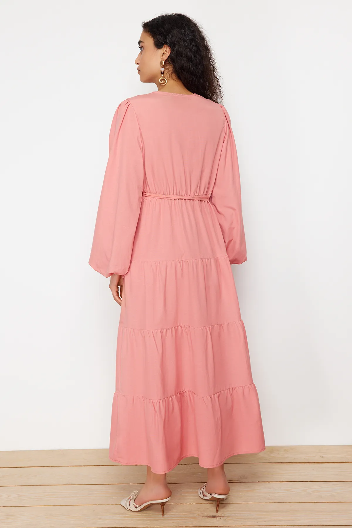 Trendyol Modest  Detailgetreues gewebtes Kleid mit getrockneten Rosenknöpfen und Taillenband TCTSS24EB00163