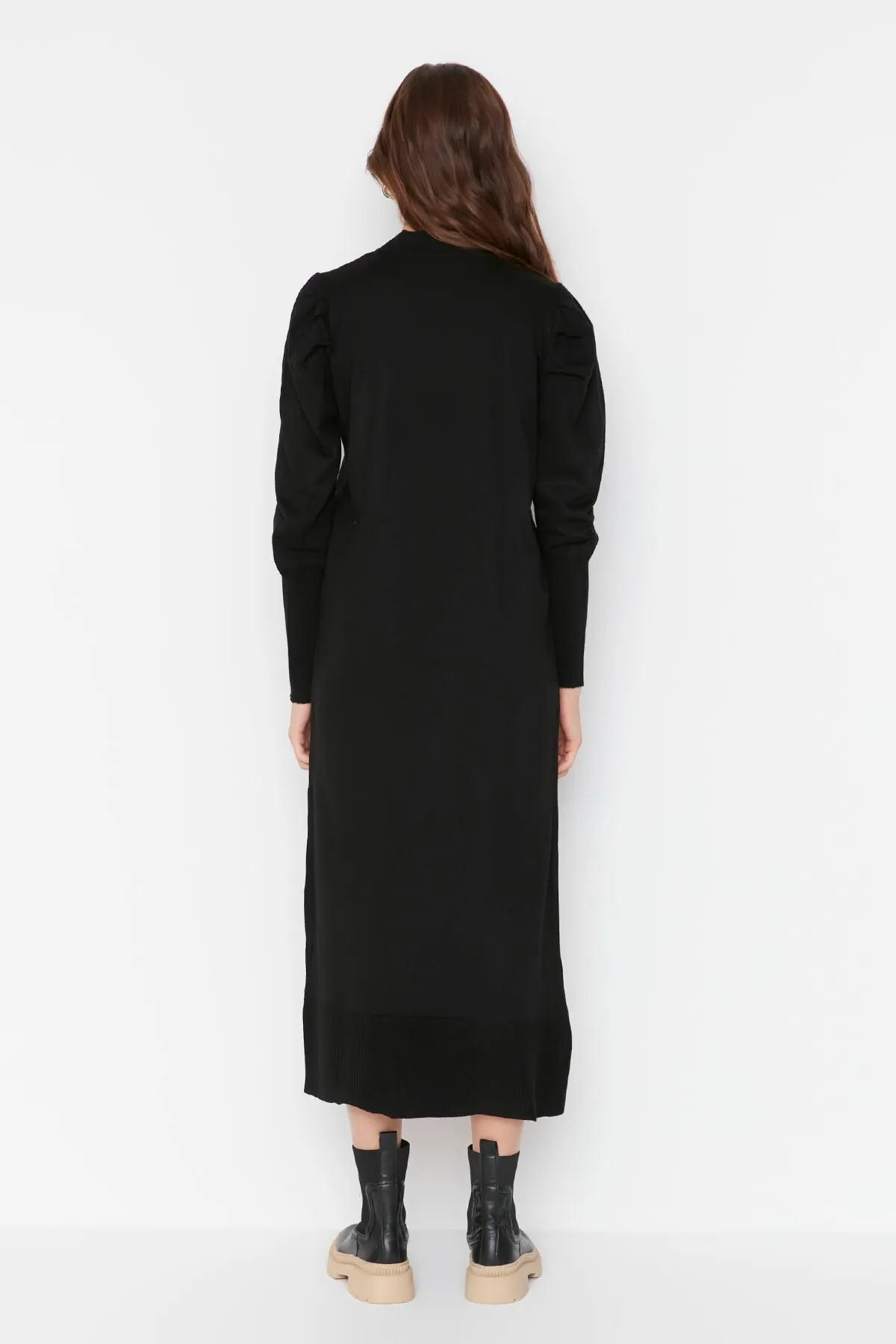 Trendyol Modest  Schwarzes Strickkleid mit gerafften Schultern und Rundhalsausschnitt TCTAW23EB00047