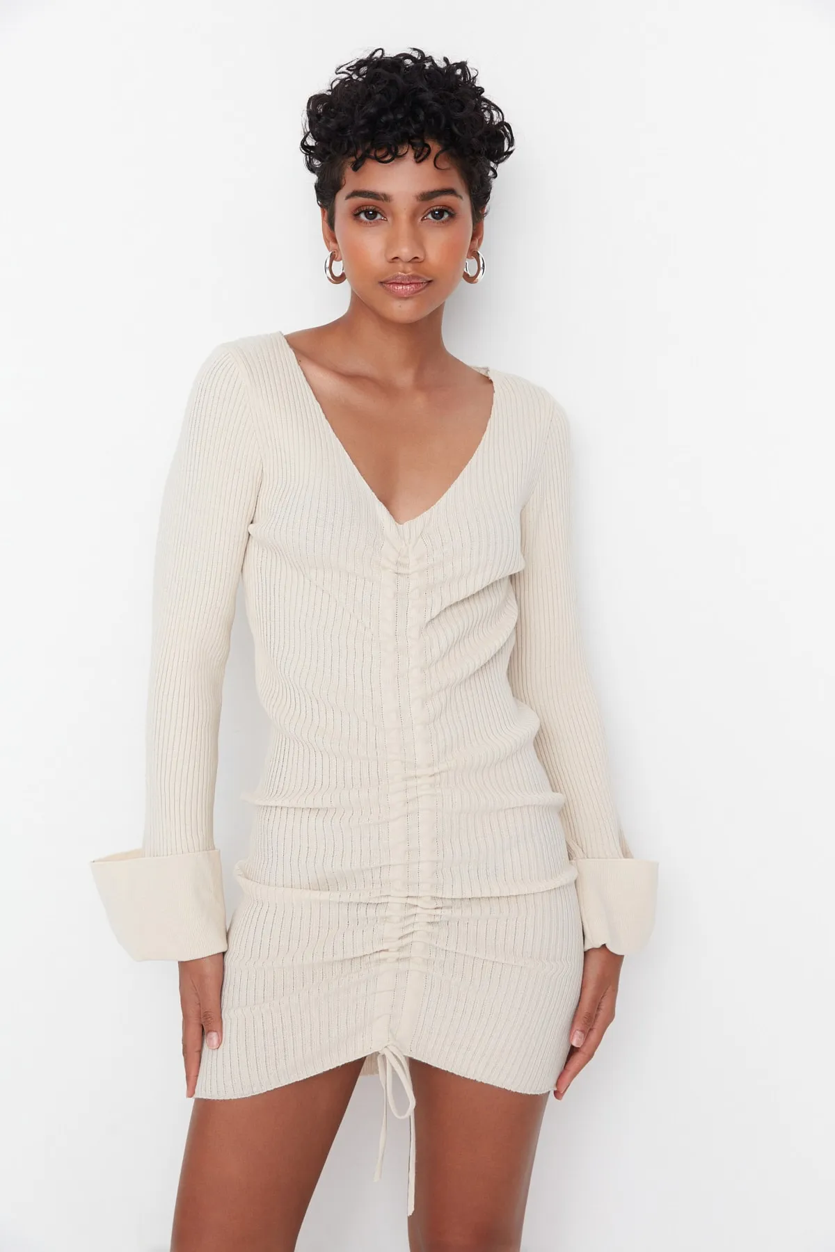 Trendyol Collection  Steinfarbenes Mini-Strickkleid mit V-Ausschnitt TWOAW22EL0564