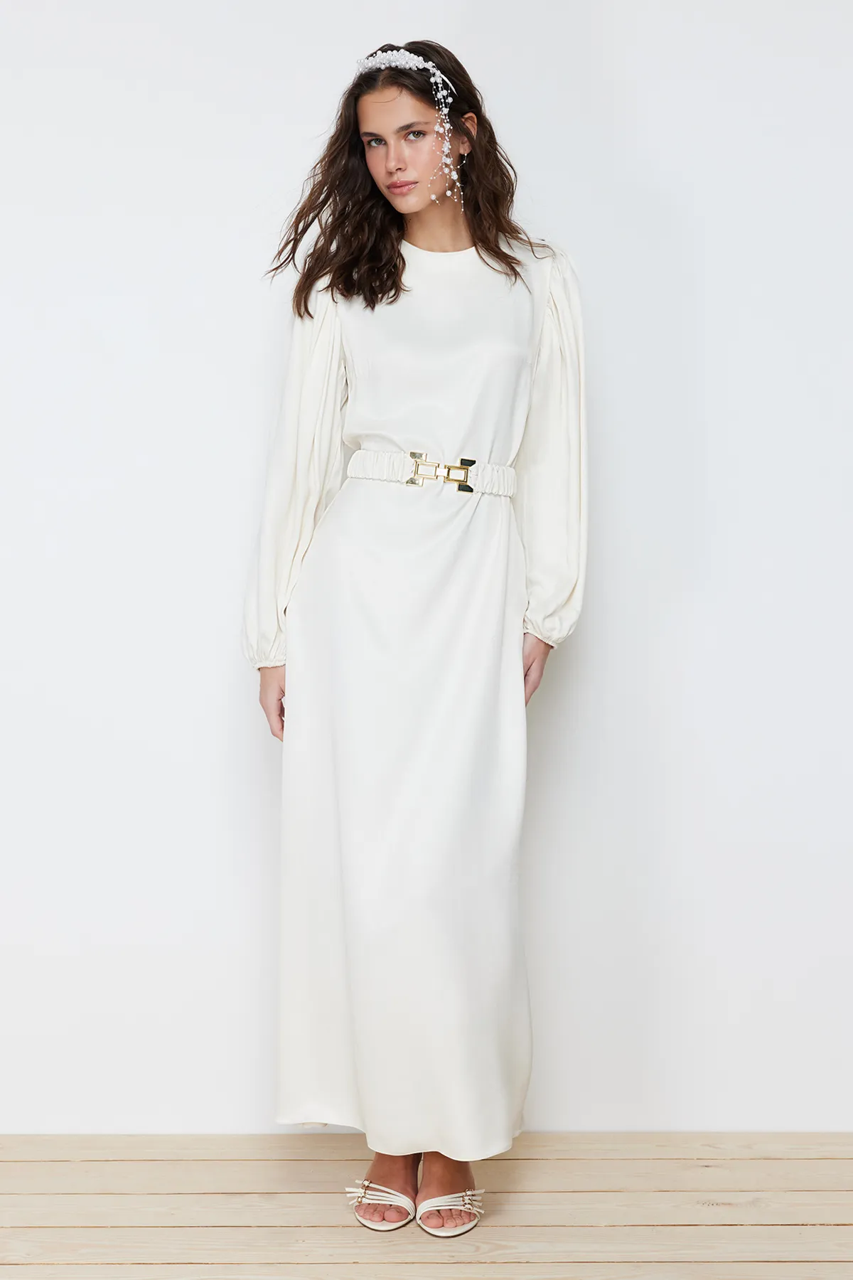 Trendyol Modest  Ecru Satin gewebtes Brauthochzeits-/besonderes Anlass-langes Abendkleid TCTSS24DB00041