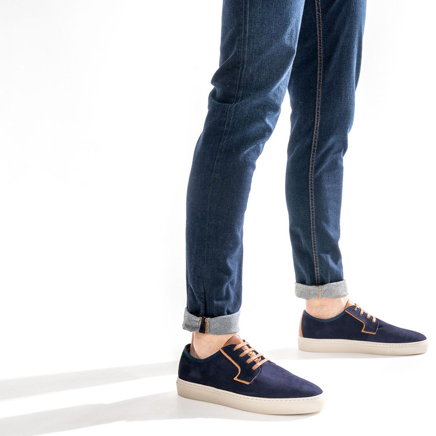 Tennis bleu marine en cuir velours perforé