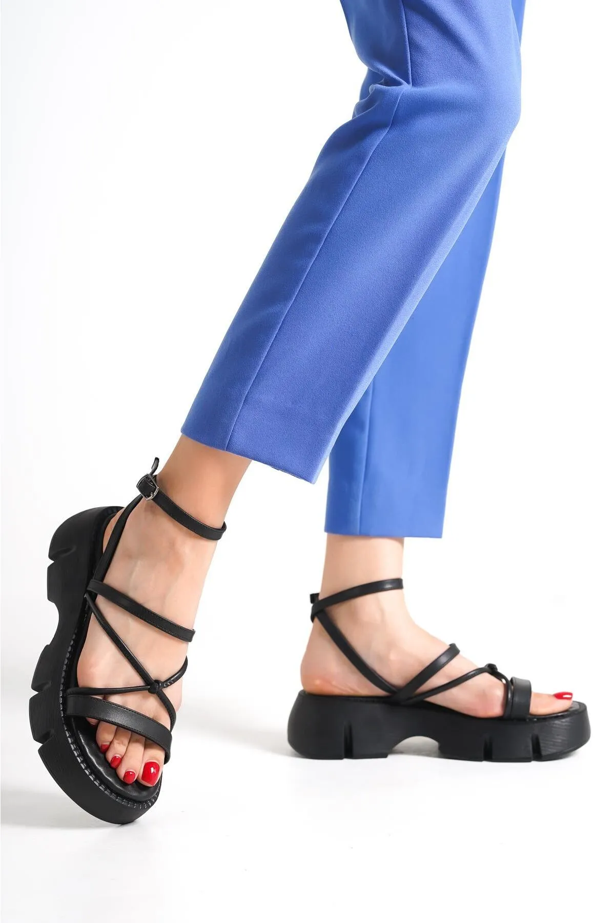 Capone Outfitters  Capone Damen-Sandalen mit dickem Sohlen-Knöchelriemen und bequemer Sohle in Schwarz
