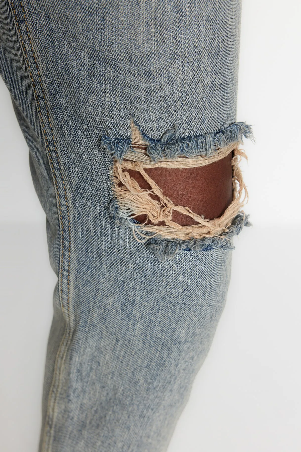 Trendyol Collection  Blaue Mom-Jeans mit zerrissenem Detail und hoher Taille TWOSS20JE0353