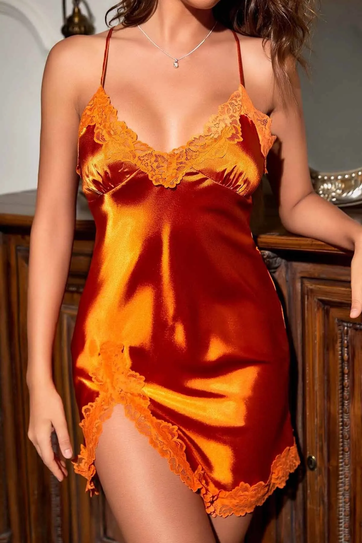 Merry See  Aria's Closet Stilvolles Satin-Nachthemd mit Spitzenschlitz, Orange
