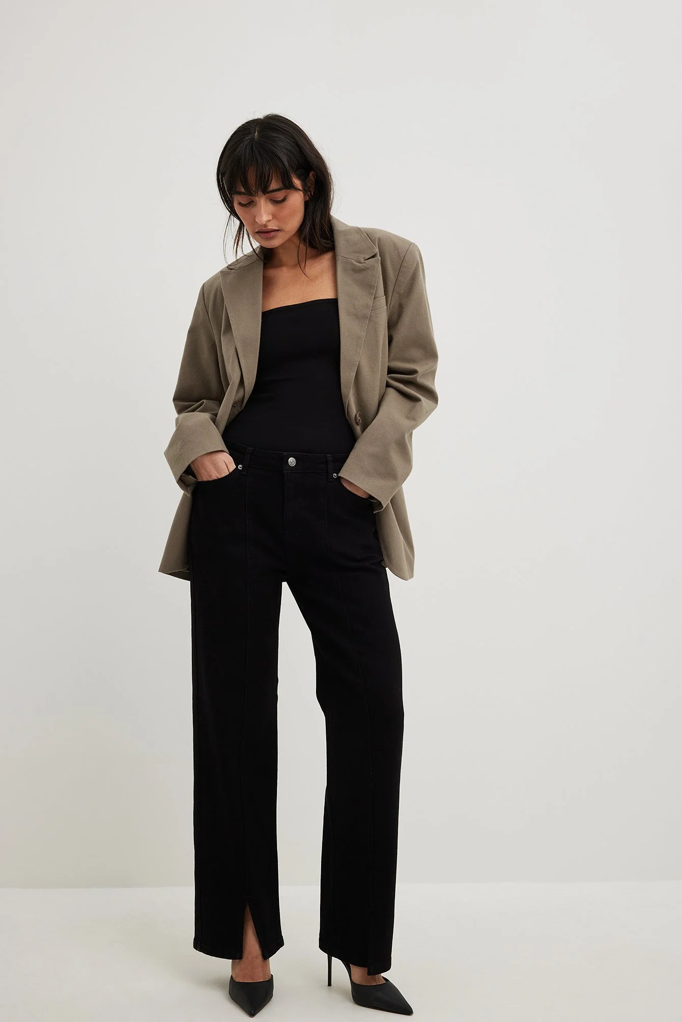 Jeans mit mittlerer Taille und Schlitzdetail