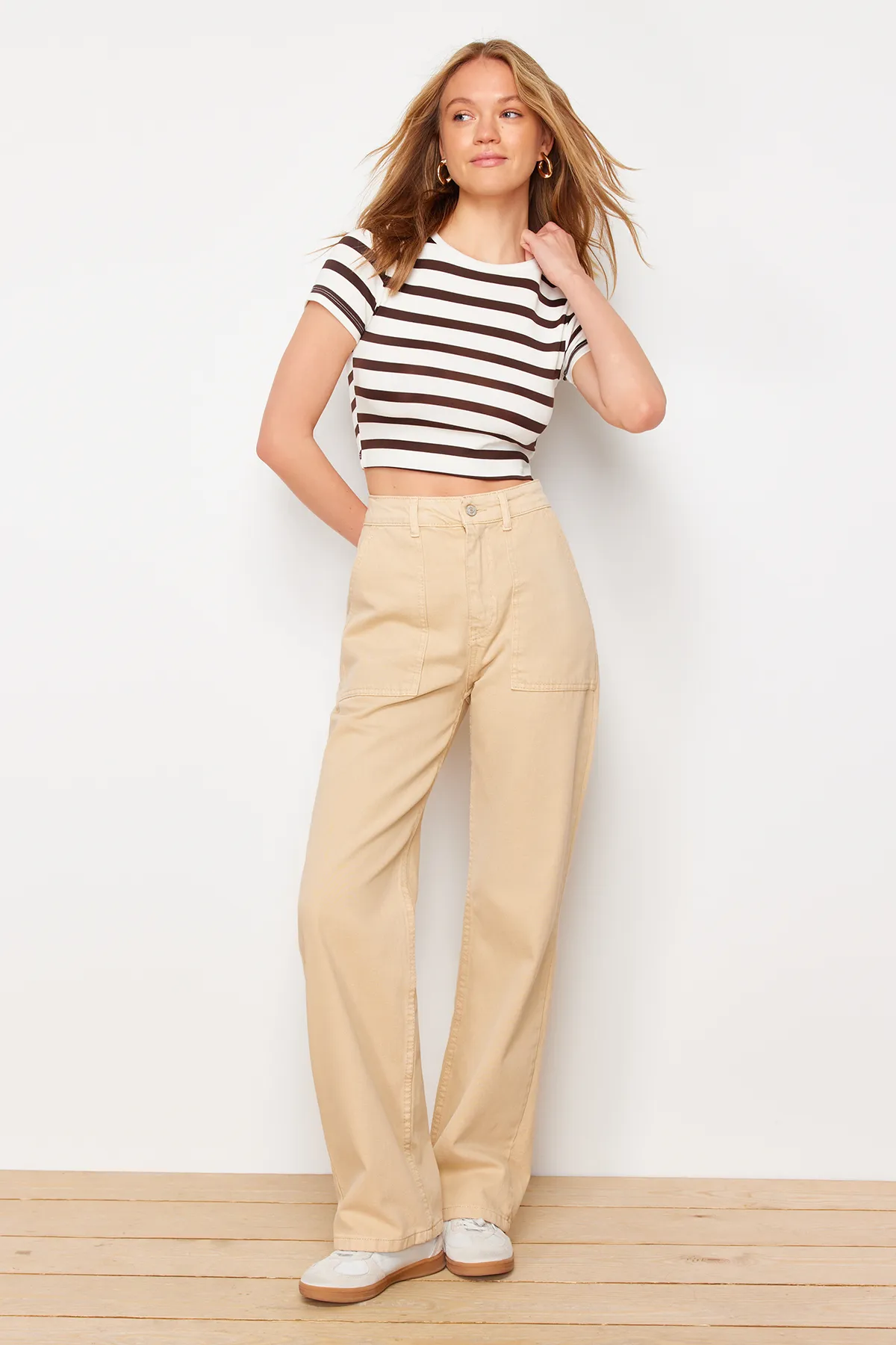 Trendyol Collection  Kamelfarbene Jeans mit hoher Taille und weitem Bein im 90er-Stil TWOAW22JE0595