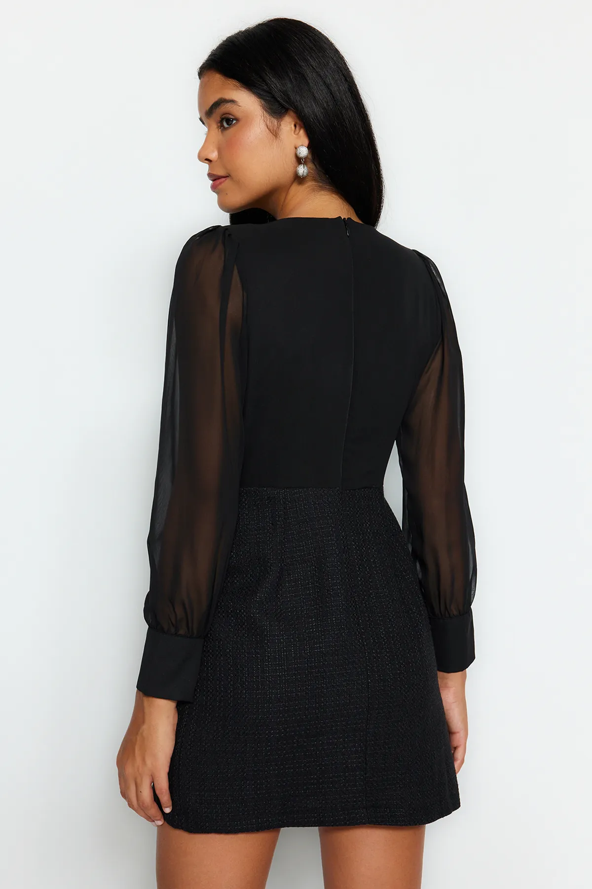 Trendyol Collection  Schwarzes Kleid aus gewebtem Tweed mit einfarbigem Muster und Knöpfen TWOAW24EL00659