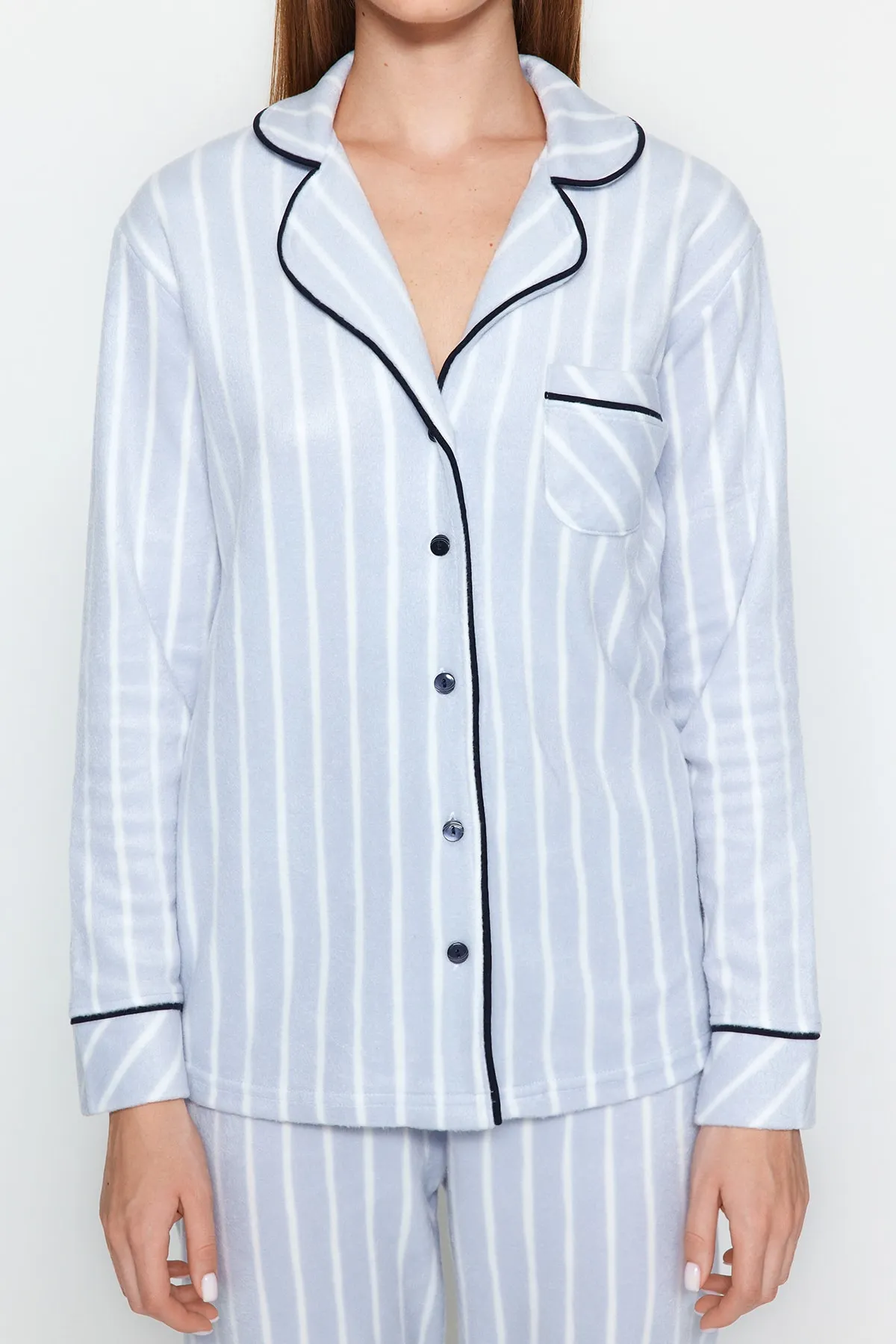 Trendyol Collection  Blau gestreiftes, mit Paspeln versehenes, detailliertes Schlafband-Strickpyjama-Set THMAW22PT0360
