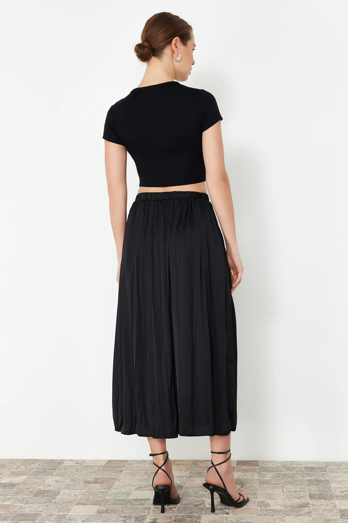Trendyol Collection  Schwarzer plissierter Maxi-Webrock in Satin-Optik mit Knittereffekt TWOSS24ET00187