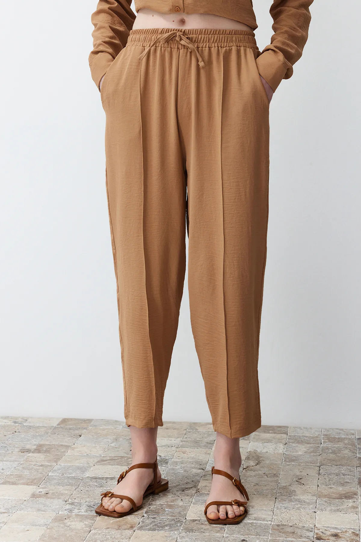Trendyol Collection  Kamel Hemdhose Aerobin Woven Bottom&Top Bottom-Top Set TWOSS24AU00038