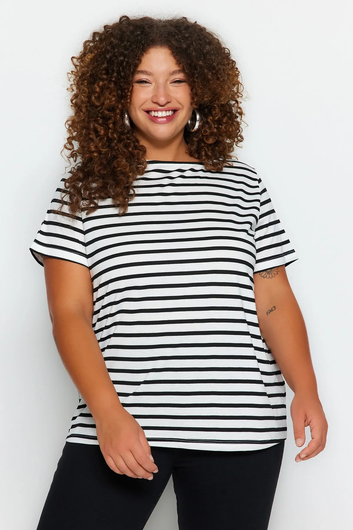Trendyol Curve  Schwarz-weiß gestreiftes Strick-T-Shirt mit U-Boot-Ausschnitt TBBSS23BF00018