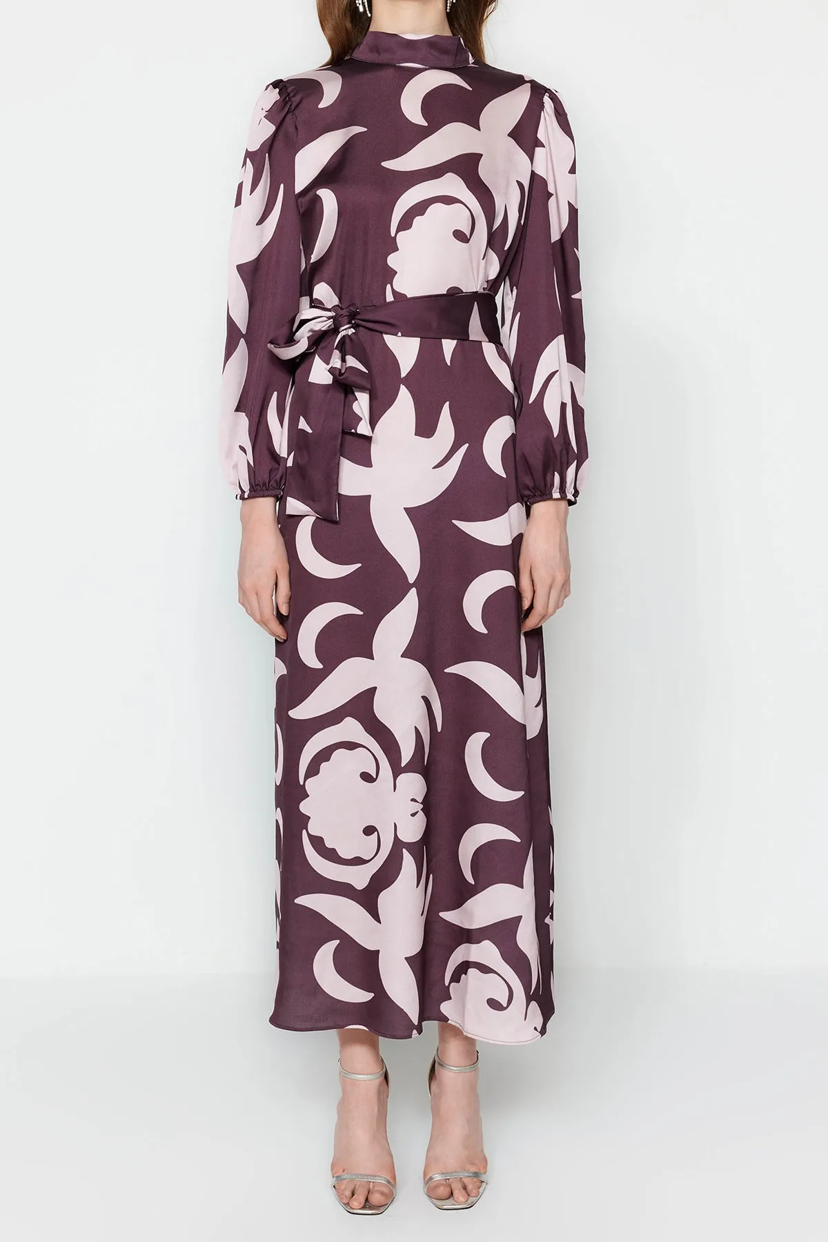 Trendyol Modest  Braunes Abendkleid mit Satin-Oberflächenmuster und Gürtel TCTSS23DB00030