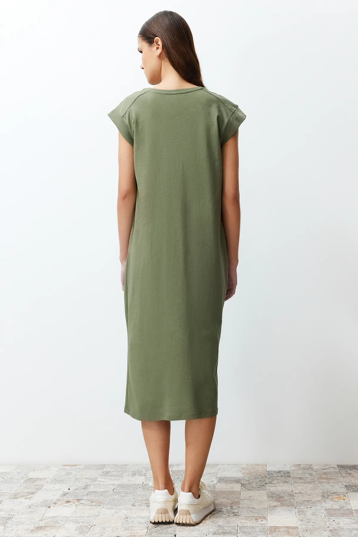 Trendyol Collection  Khakifarbenes, schlichtes T-Shirt-Kleid aus 100 % Baumwolle, Midi-Midikleid mit Mondärmeln, bequemer Schnitt und TWOSS24EL00126