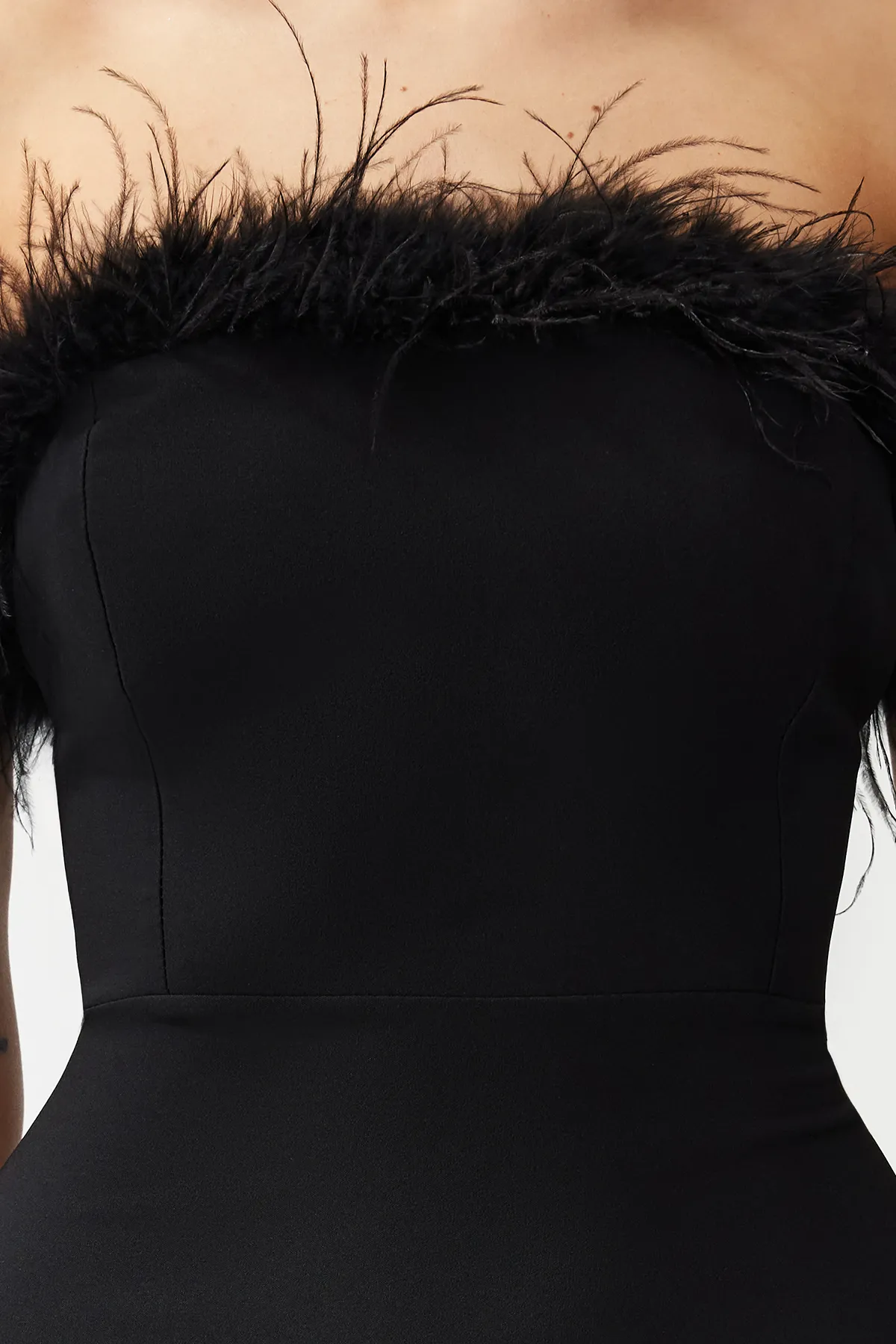 Trendyol Collection  Schwarzes, figurbetontes, gefüttertes, gewebtes Abendkleid TPRSS23EL00547