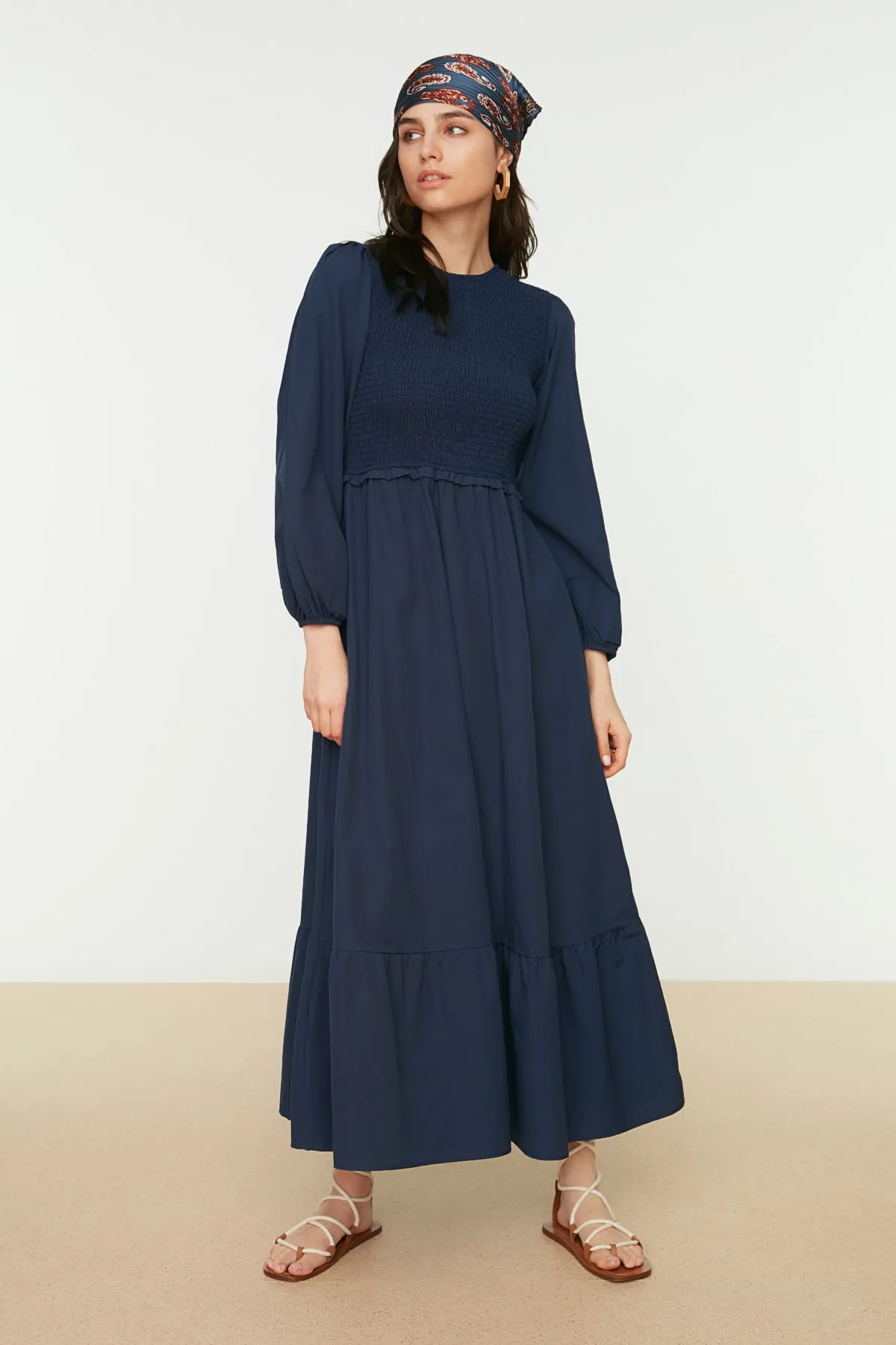 Trendyol Modest  Marineblaues, gewebtes Kleid mit Rundhalsausschnitt und Gipe-Detail TCTAW22EB0109