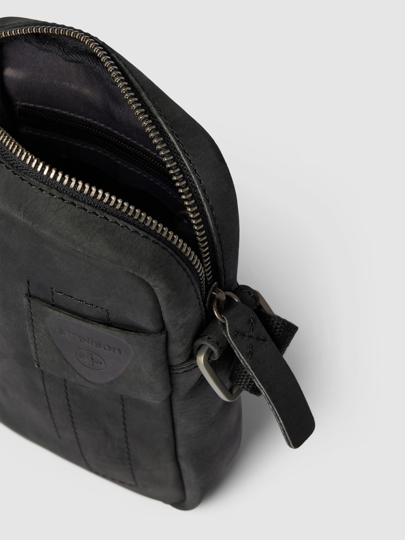 Umhängetasche aus Leder mit Label-Patch Modell 'richmond' in schwarz