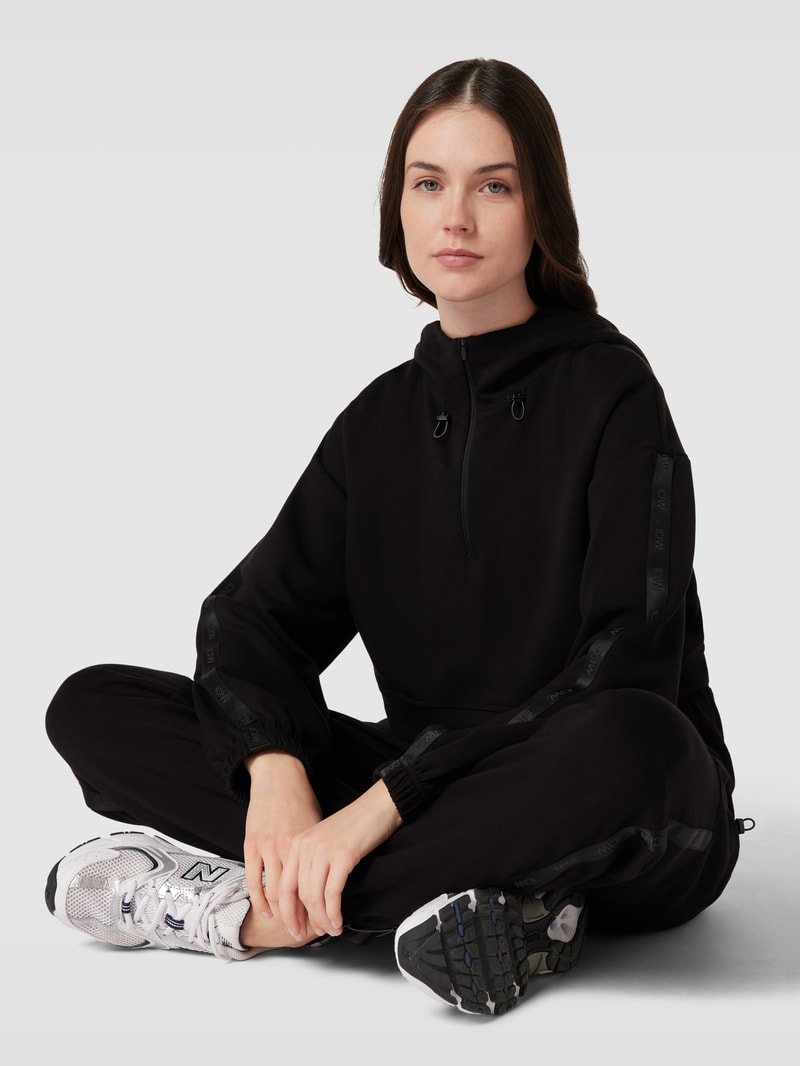Cropped Hoodie mit kurzem Reißverschluss Modell 'Stance' in schwarz