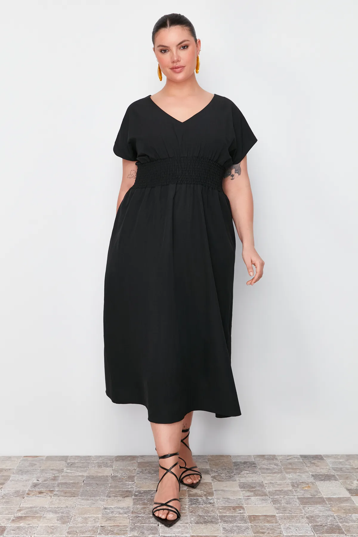 Trendyol Curve  Schwarzes gewebtes Kleid mit V-Ausschnitt und geraffter Taille TBBSS24AH00071