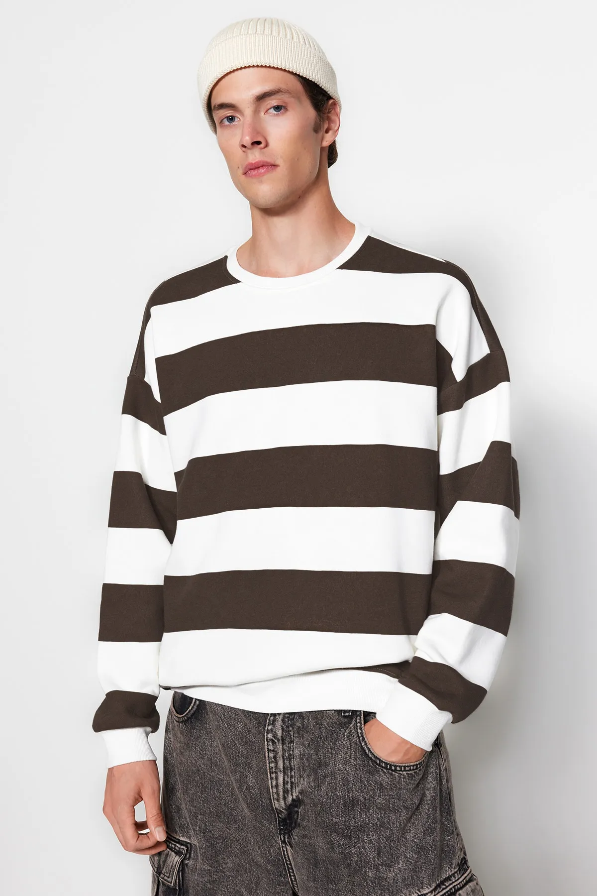 Trendyol Collection  Nerzfarbenes, übergroßes/weit geschnittenes Baumwoll-Sweatshirt mit Rundhalsausschnitt und gestreifter Fleece-Innenseite TMNAW24SW00098