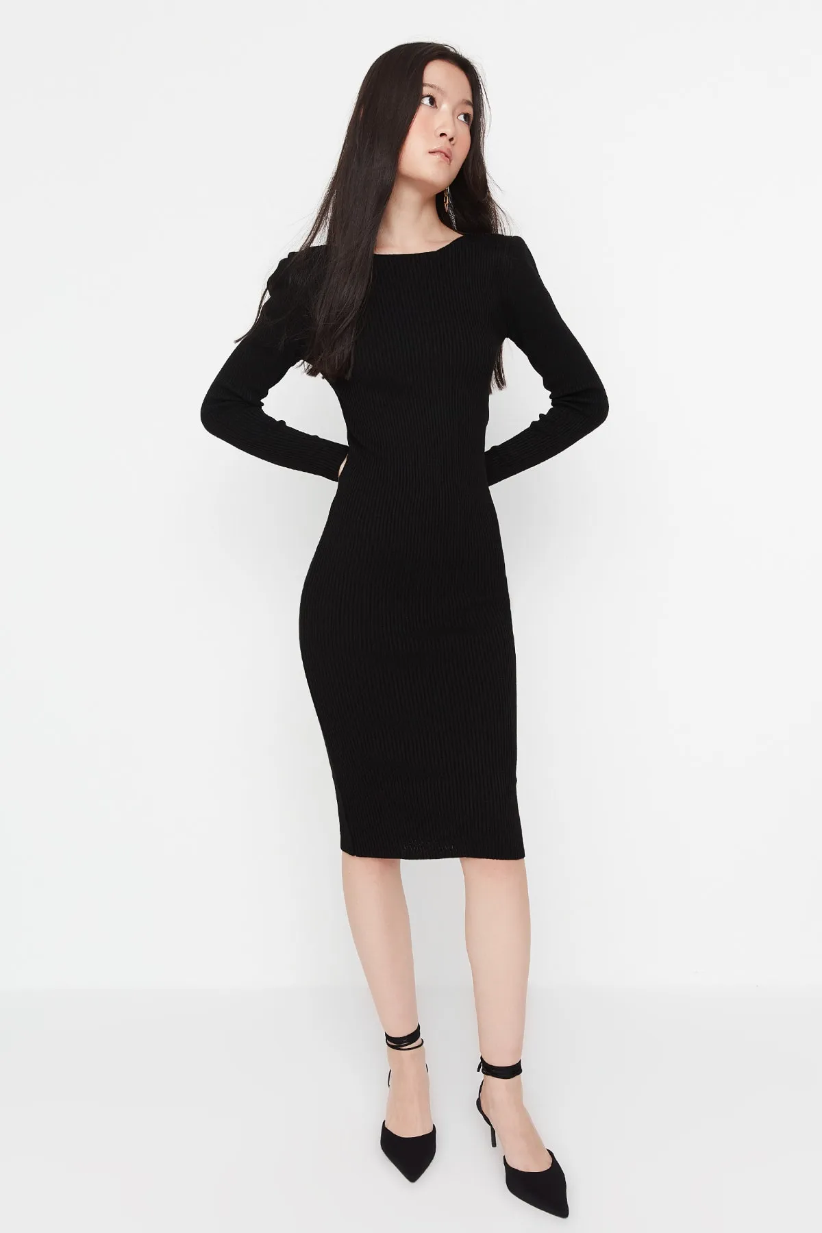 Trendyol Collection  Schwarzes, figurbetontes Midi-Strickkleid mit Rückendetail TWOAW23EL00030