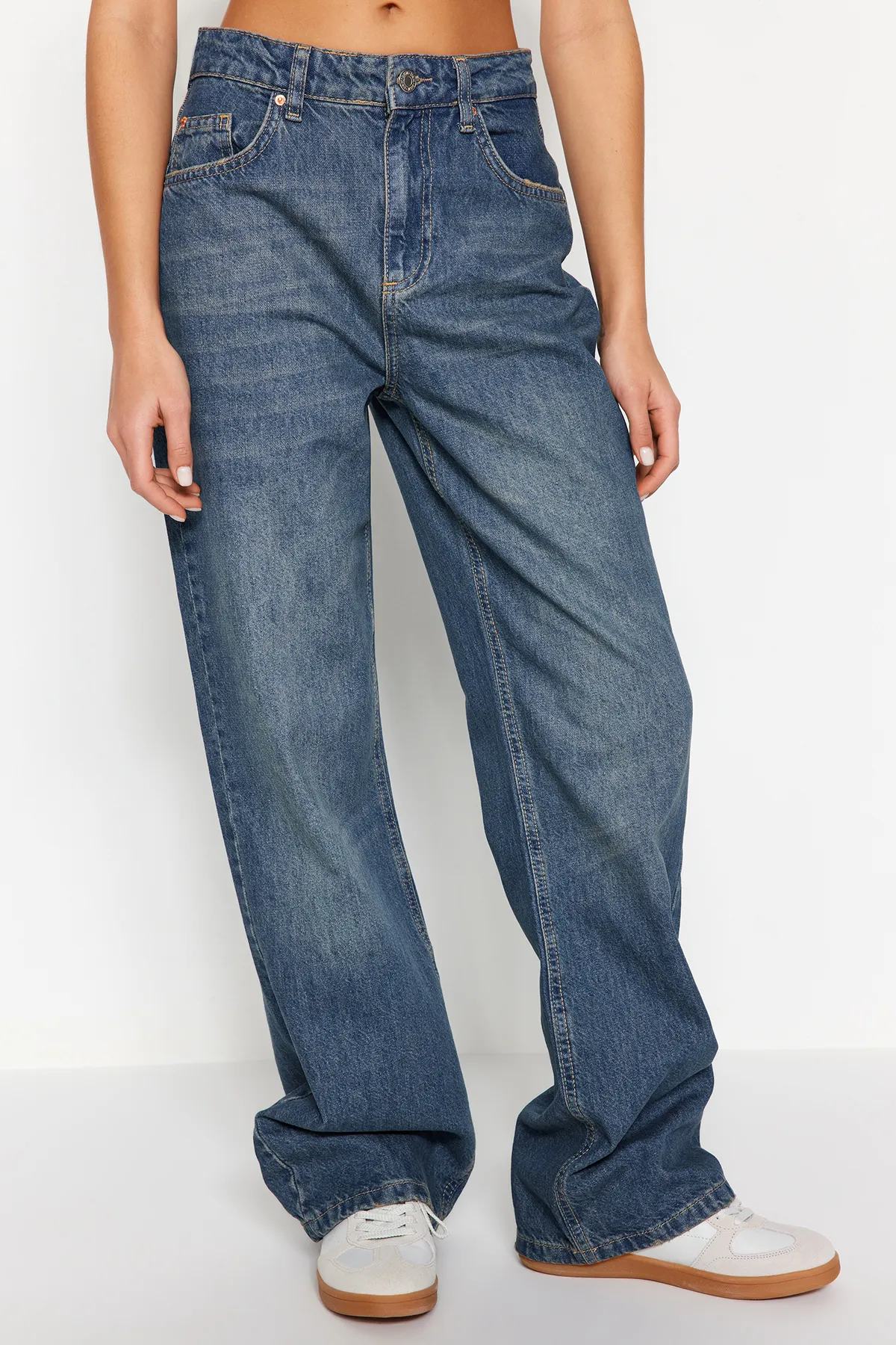 Trendyol Collection  Blaue Vintage-Jeans mit hoher Taille und weitem Bein und verblasstem Effekt TWOSS24JE00050