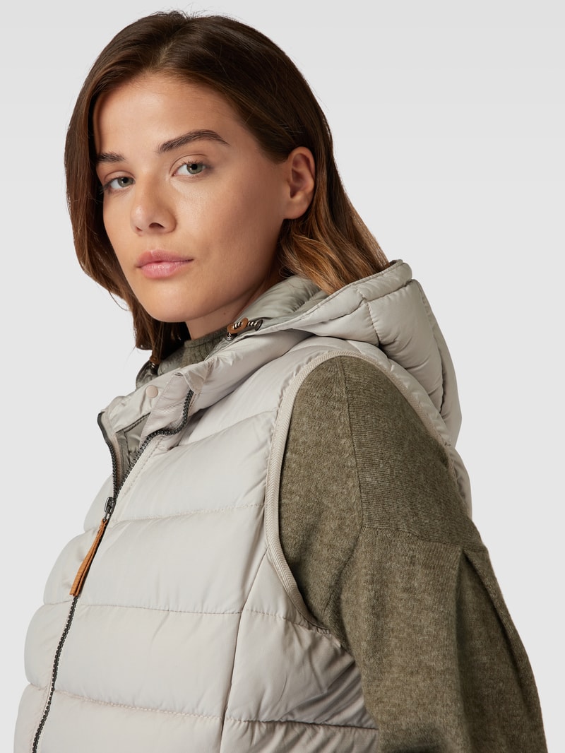 Steppweste mit Label-Patch in beige