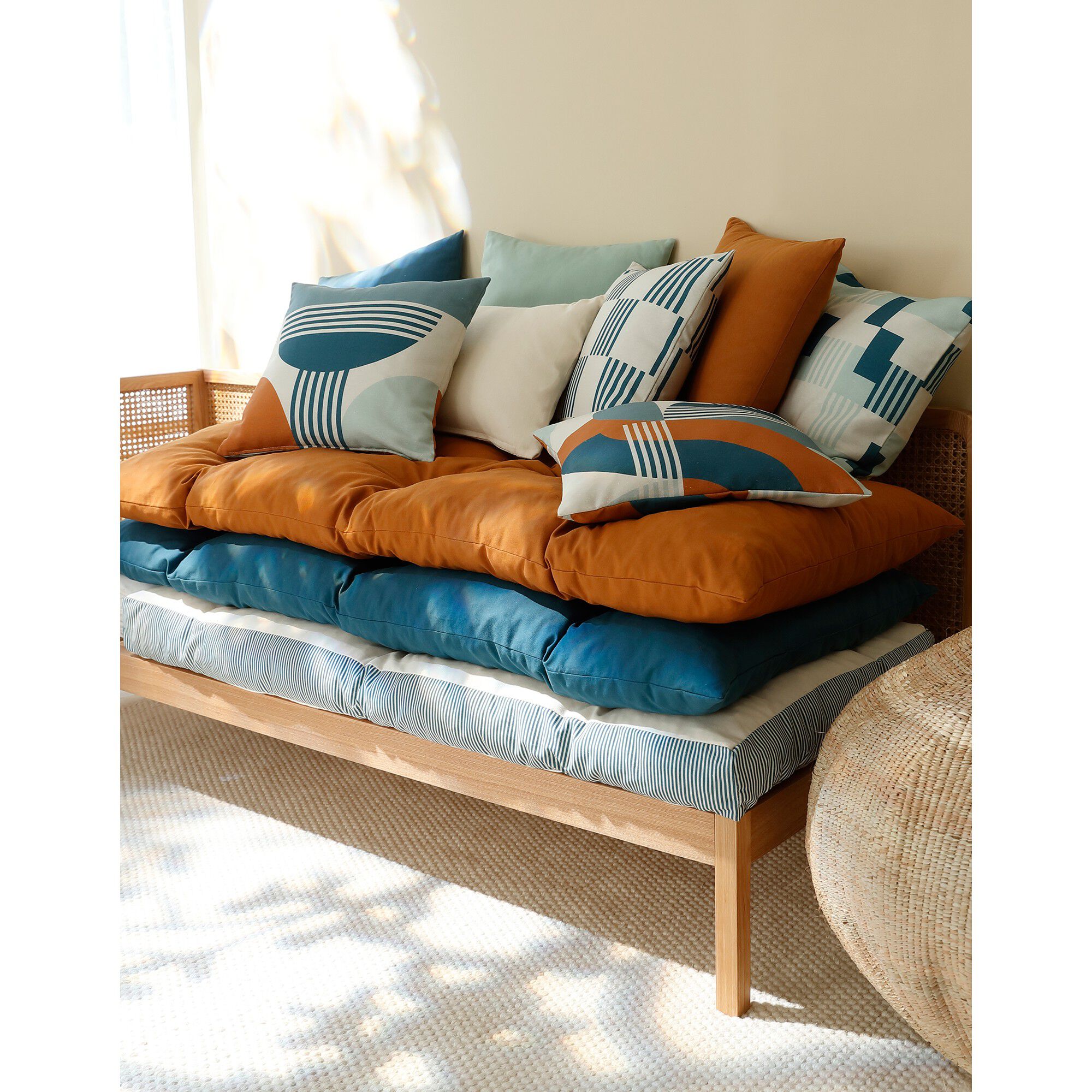 Long coussin de sol uni avec détail rayé
