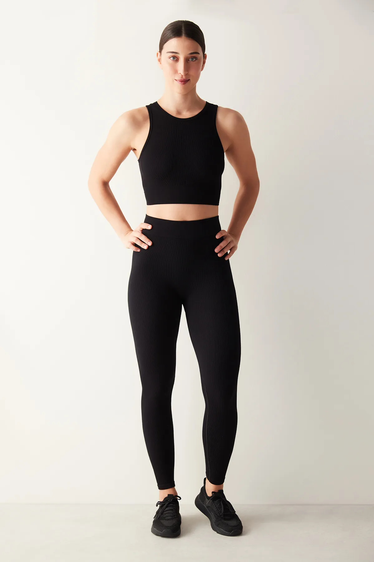 Penti  Schwarzes, nahtloses Crop-Top mit Neckholder