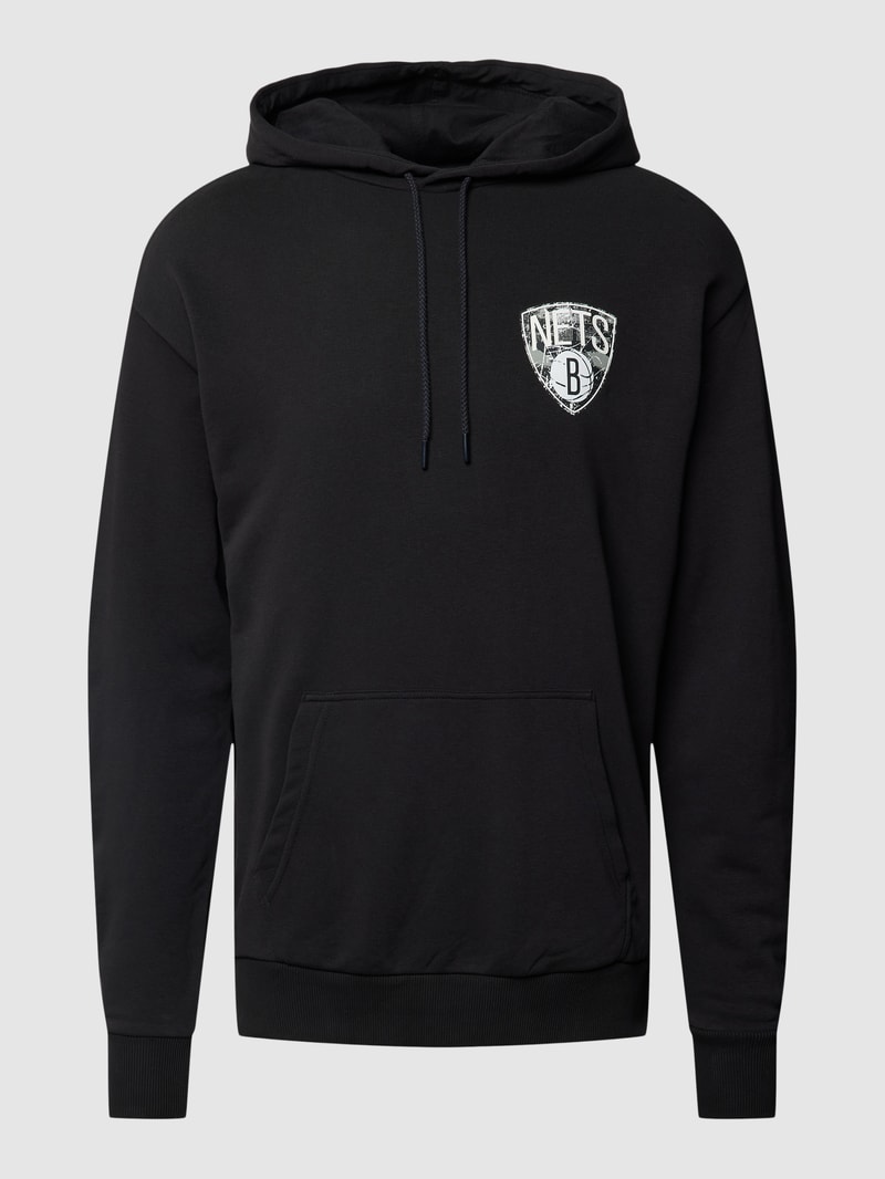 Hoodie mit Känguru-Tasche Modell 'INFILL TEAM LOGO' in schwarz
