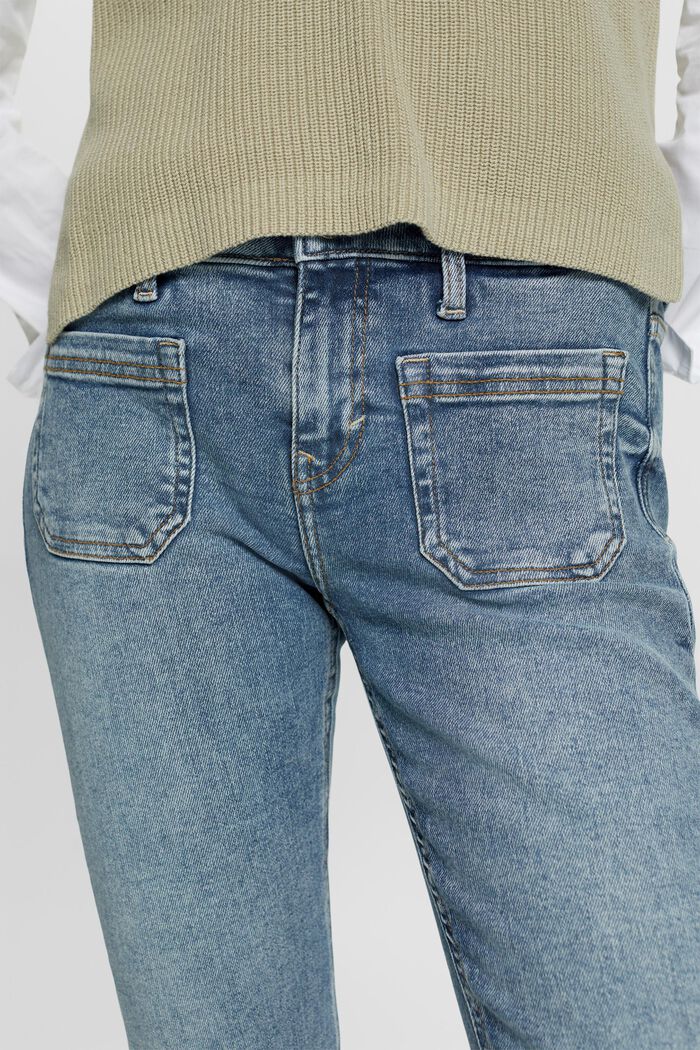Recycelt: Schmale Jeans mit mittelhohem Bund