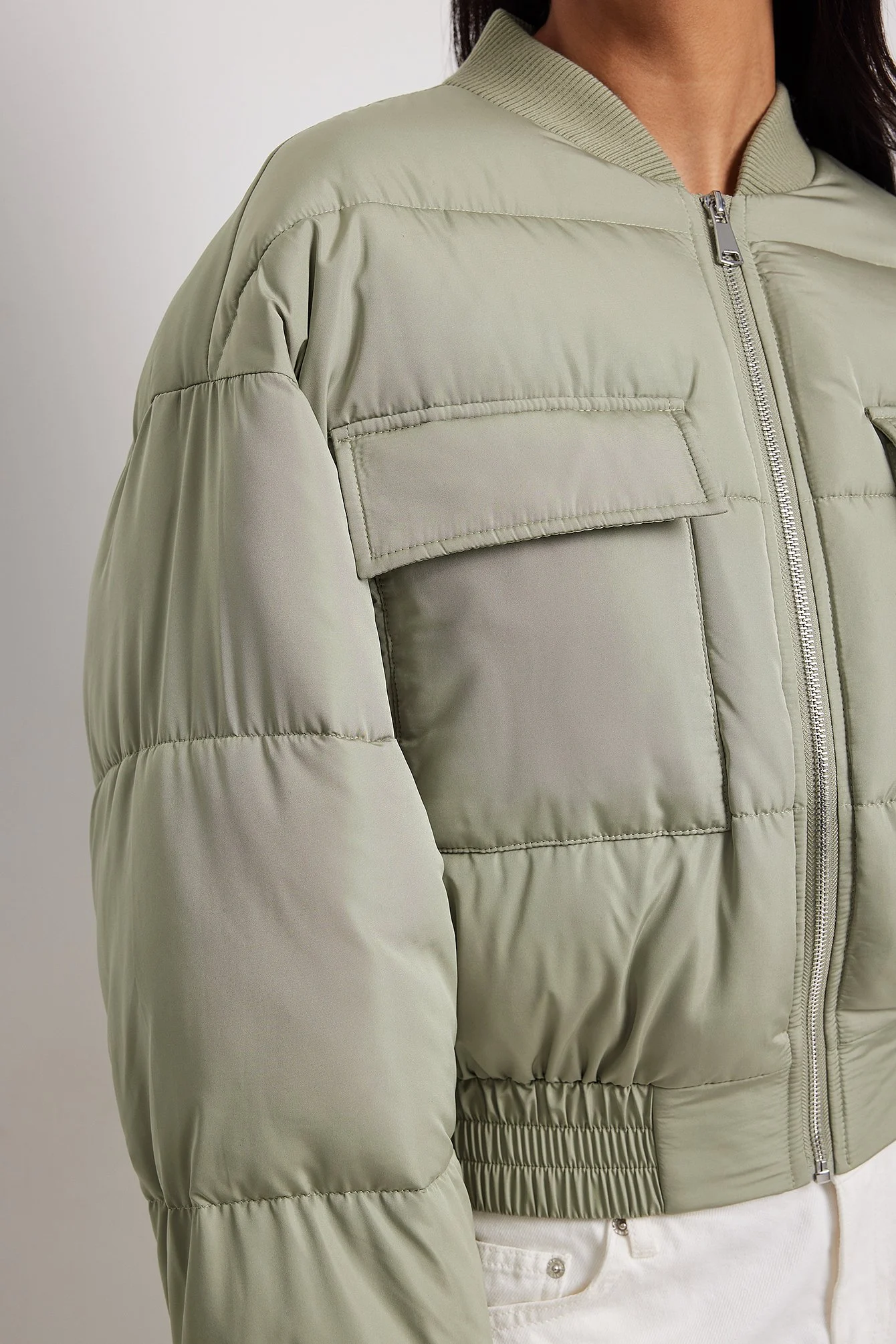 Kurze Bomberjacke mit Puffärmeln