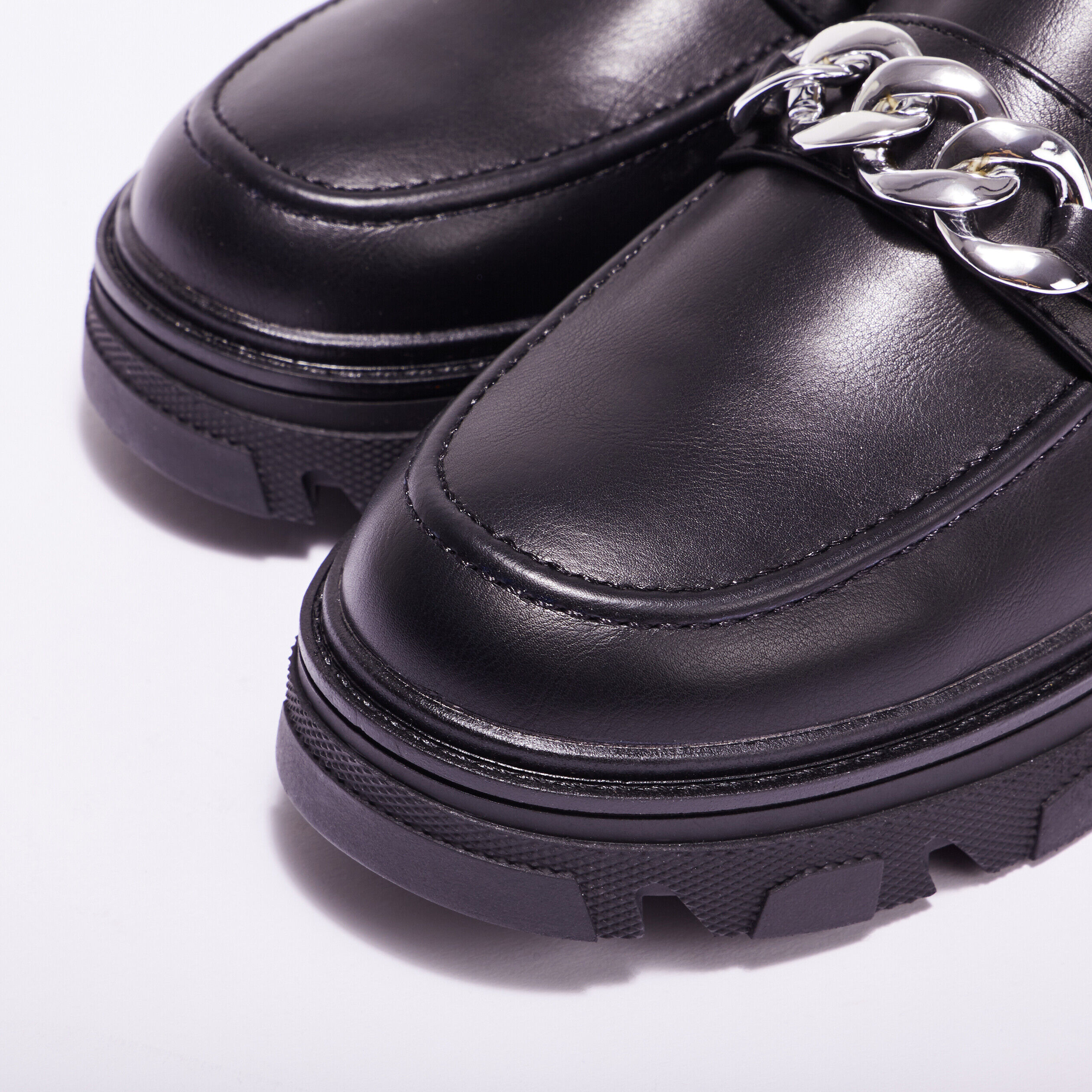 Mocassins crantés avec chaînes noir femme | Cache Cache