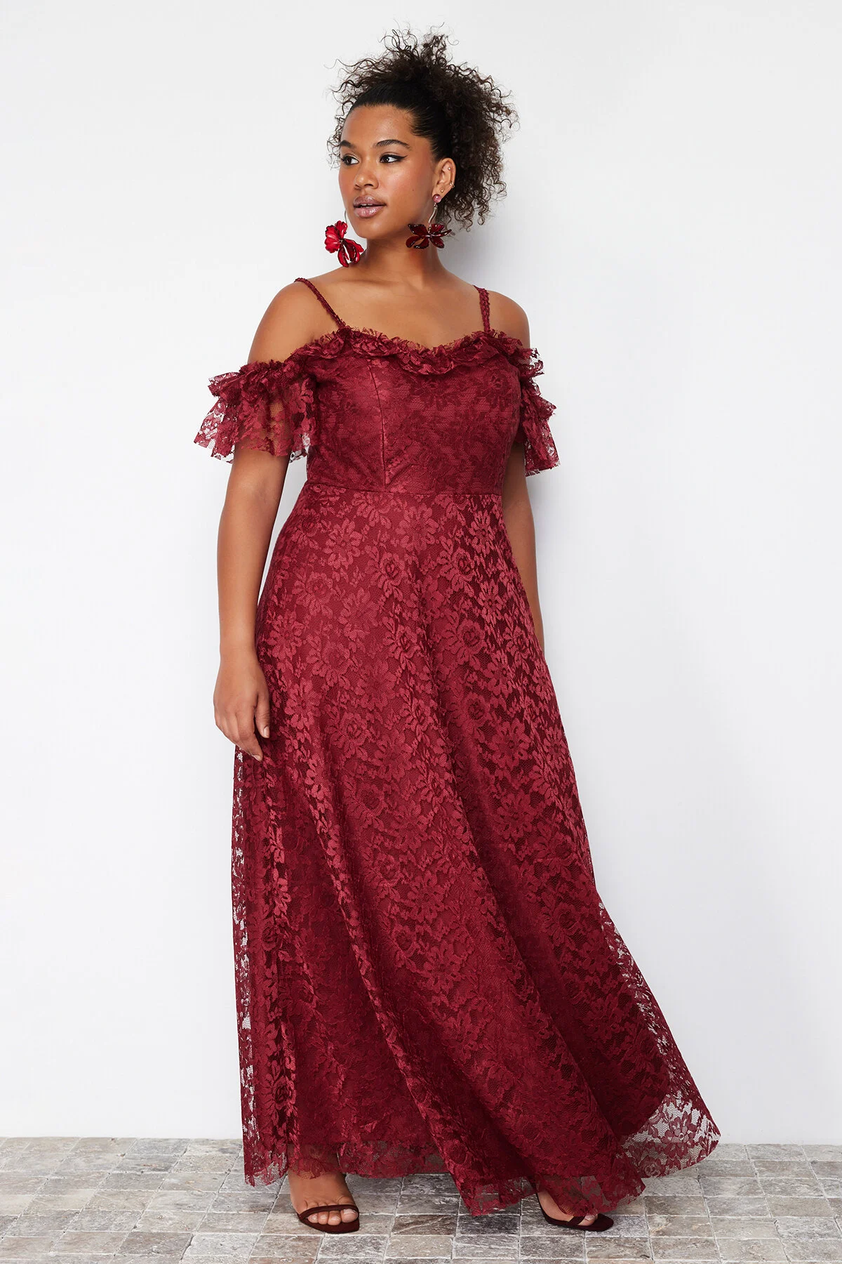 Trendyol Curve  Burgunderrotes A-Linien-Maxi-Abendkleid mit Trägern in Übergröße TBBAW23AH00187